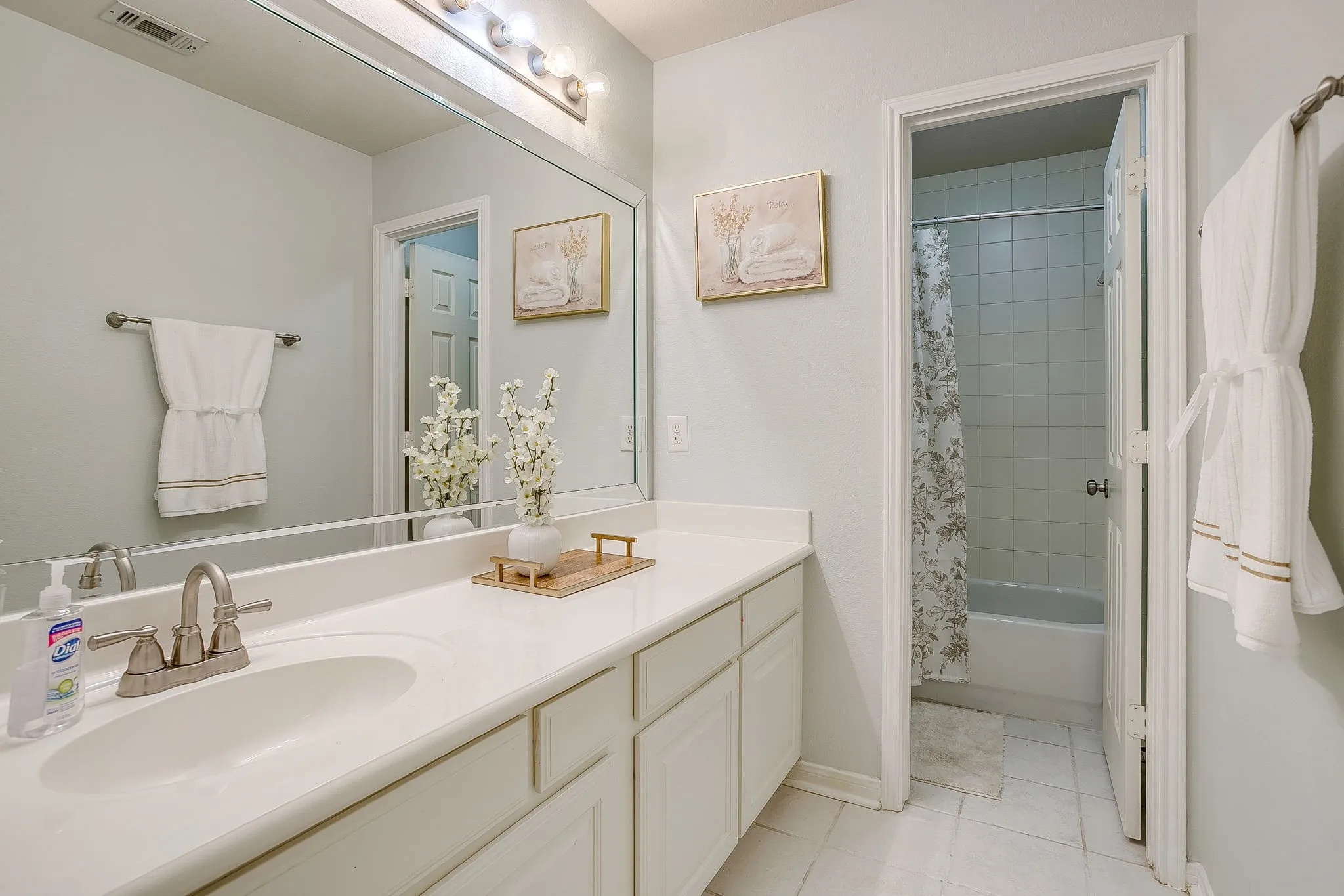 Single Family Residence For Sale in Tarrant County , 1519 Stratford Drive, Mansfield, Texas 76063, 4 Bedroom, 2 Bathroom, 2 Garage spaces, 2,114 Sqft, built in 1996, mls#21257903, Real Estate Agent in Mansfield, Homes For Sale in Tarrant county, Homes For Sale in Mansfield, Realtor in Mansfield Texas, Real Estate Brokerage Independent Realty Texas, Luminita Cordes Realtor