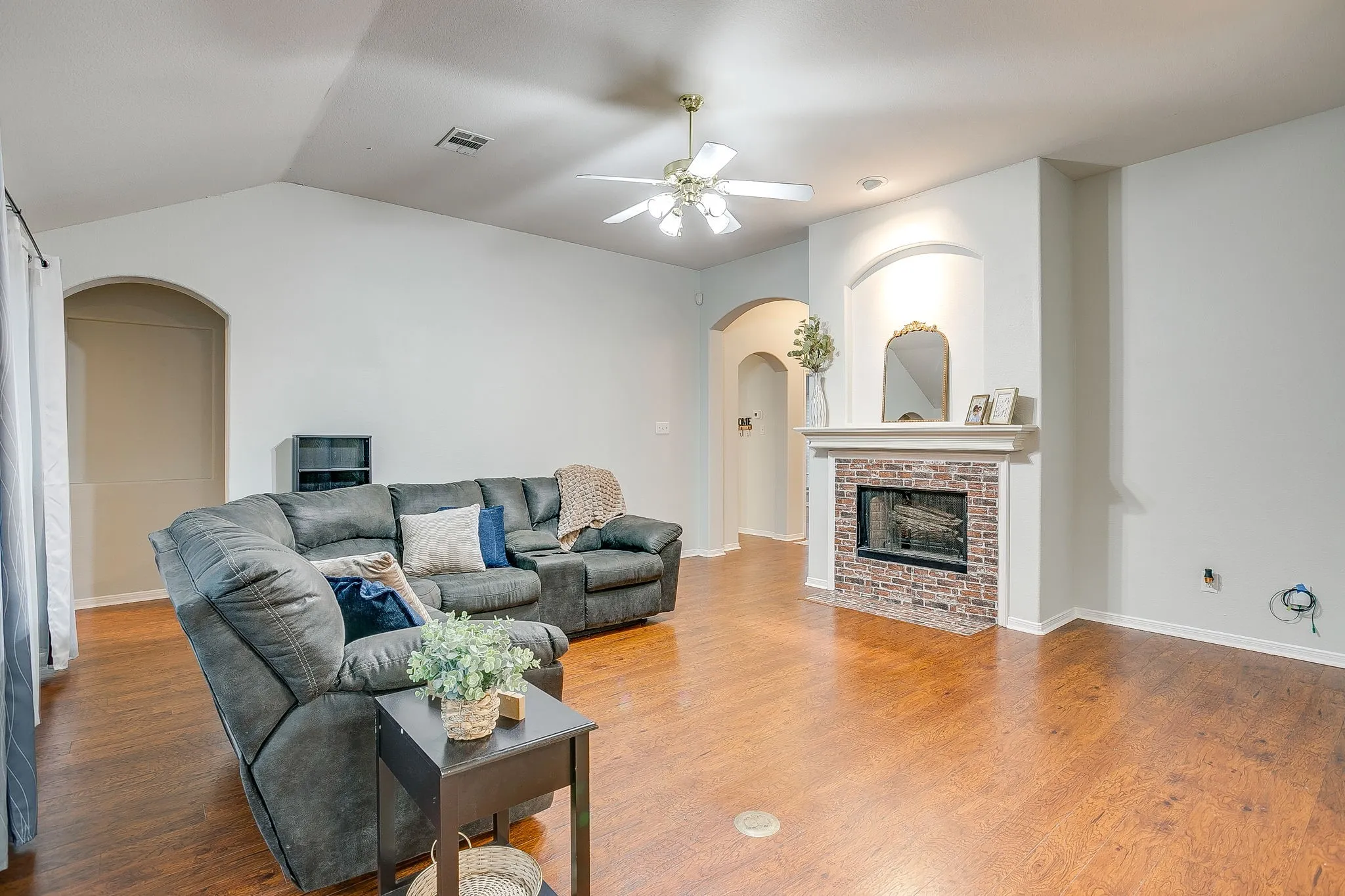Single Family Residence For Sale in Tarrant County , 1519 Stratford Drive, Mansfield, Texas 76063, 4 Bedroom, 2 Bathroom, 2 Garage spaces, 2,114 Sqft, built in 1996, mls#21257903, Real Estate Agent in Mansfield, Homes For Sale in Tarrant county, Homes For Sale in Mansfield, Realtor in Mansfield Texas, Real Estate Brokerage Independent Realty Texas, Luminita Cordes Realtor