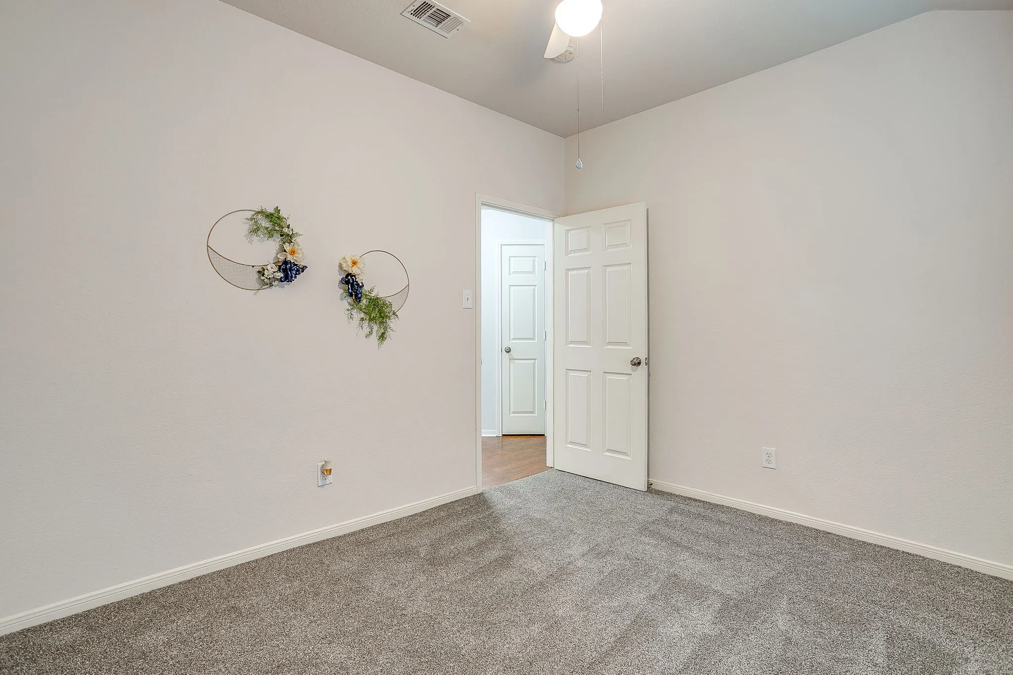 Single Family Residence For Sale in Tarrant County , 1519 Stratford Drive, Mansfield, Texas 76063, 4 Bedroom, 2 Bathroom, 2 Garage spaces, 2,114 Sqft, built in 1996, mls#21257903, Real Estate Agent in Mansfield, Homes For Sale in Tarrant county, Homes For Sale in Mansfield, Realtor in Mansfield Texas, Real Estate Brokerage Independent Realty Texas, Luminita Cordes Realtor