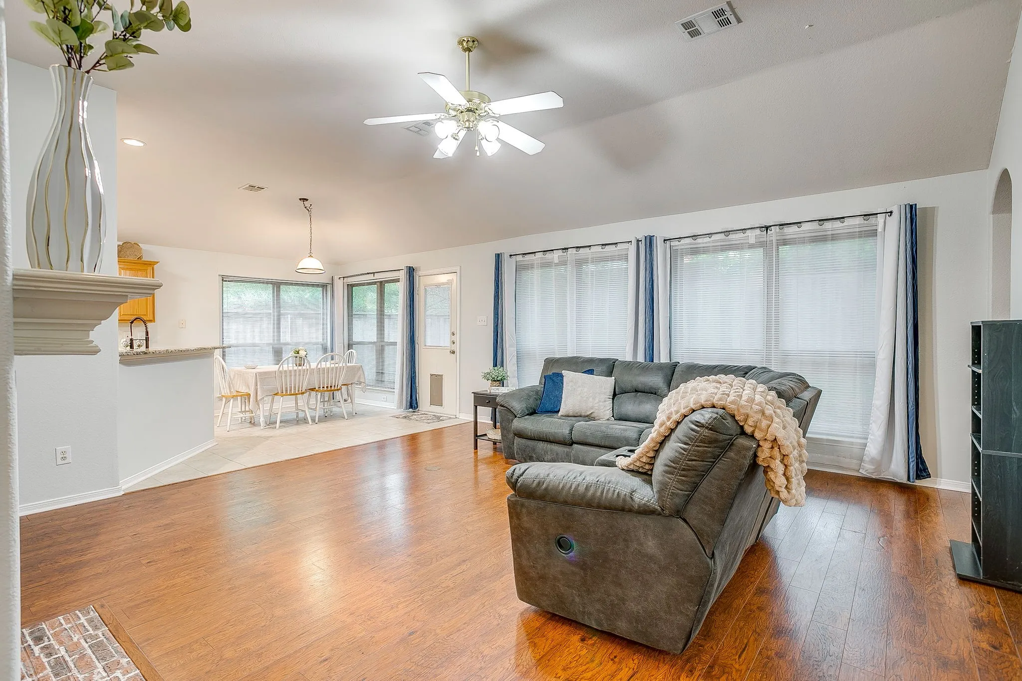 Single Family Residence For Sale in Tarrant County , 1519 Stratford Drive, Mansfield, Texas 76063, 4 Bedroom, 2 Bathroom, 2 Garage spaces, 2,114 Sqft, built in 1996, mls#21257903, Real Estate Agent in Mansfield, Homes For Sale in Tarrant county, Homes For Sale in Mansfield, Realtor in Mansfield Texas, Real Estate Brokerage Independent Realty Texas, Luminita Cordes Realtor