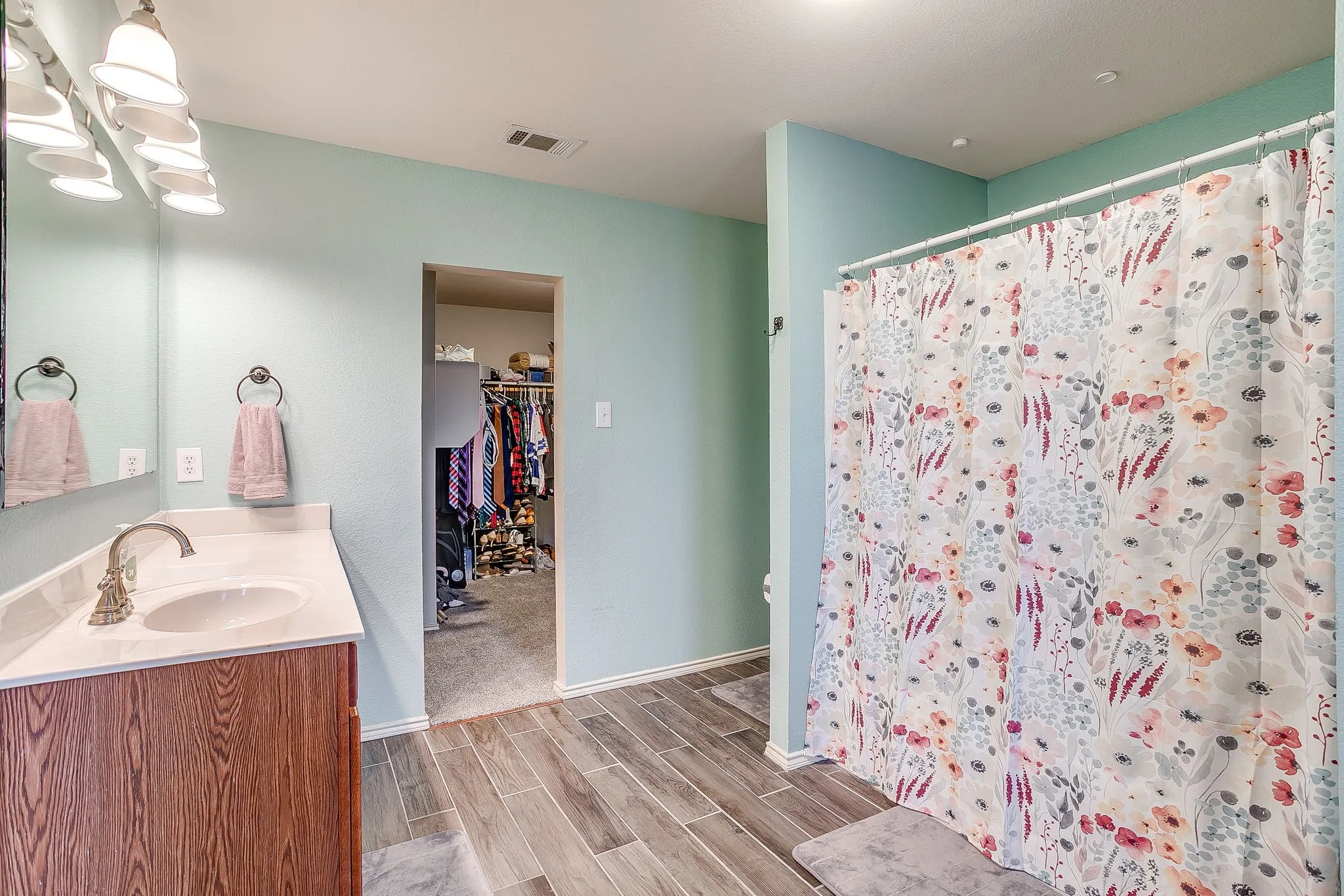 Single Family Residence For Sale in Tarrant County , 3028 Wakecrest Drive, Fort Worth, Texas 76108, 3 Bedrooms, 3 Bathrooms, 2 Garage spaces, 2,241 Sqft, built in 2008, Preowned, Price $330,000, mls#21257986, Real Estate Agent in Fort Worth, Homes For Sale in Tarrant county, Homes For Sale in Fort Worth, Realtor in Fort Worth Texas, Real Estate Brokerage Independent Realty Texas, Luminita Cordes Realtor