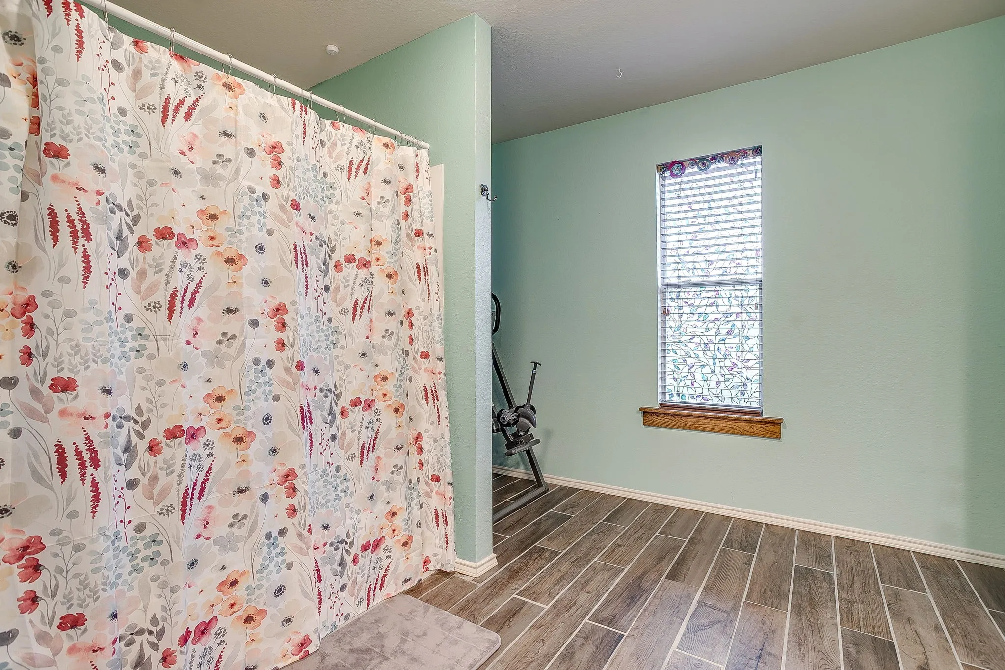 Single Family Residence For Sale in Tarrant County , 3028 Wakecrest Drive, Fort Worth, Texas 76108, 3 Bedrooms, 3 Bathrooms, 2 Garage spaces, 2,241 Sqft, built in 2008, Preowned, Price $330,000, mls#21257986, Real Estate Agent in Fort Worth, Homes For Sale in Tarrant county, Homes For Sale in Fort Worth, Realtor in Fort Worth Texas, Real Estate Brokerage Independent Realty Texas, Luminita Cordes Realtor