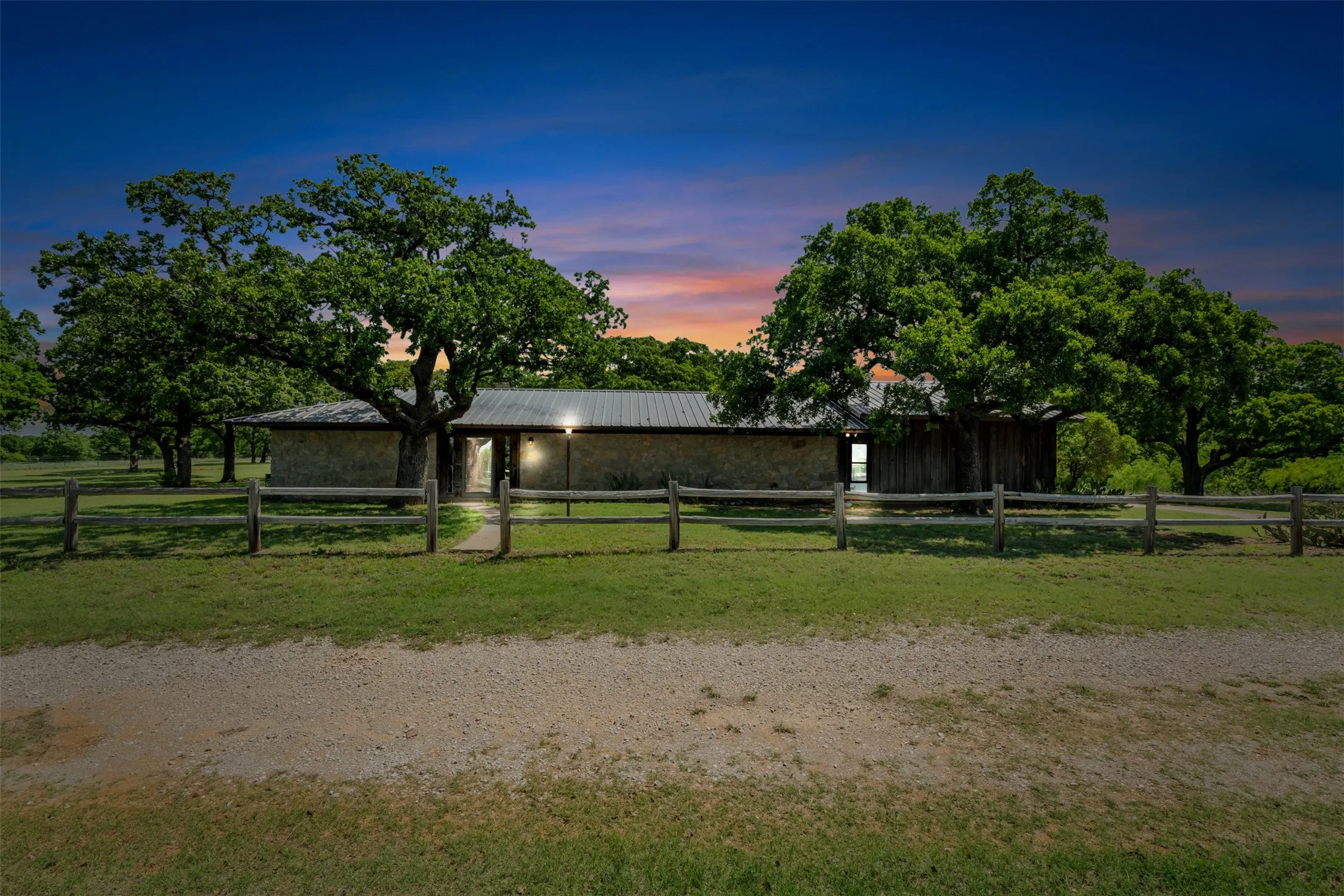 Single Family Residence For Sale in Clay County , 3377 Lodge Creek Road, Henrietta, Texas 76365, 4 Bedroom, 2 Bathroom, Garage spaces, 1,720 Sqft, built in 1973, Preowned, Price $950,000, mls#21256041, Real Estate Agent in Henrietta, Homes For Sale in Clay county, Homes For Sale in Henrietta, Realtor in Henrietta Texas, Real Estate Brokerage Independent Realty Texas, Luminita Cordes Realtor
