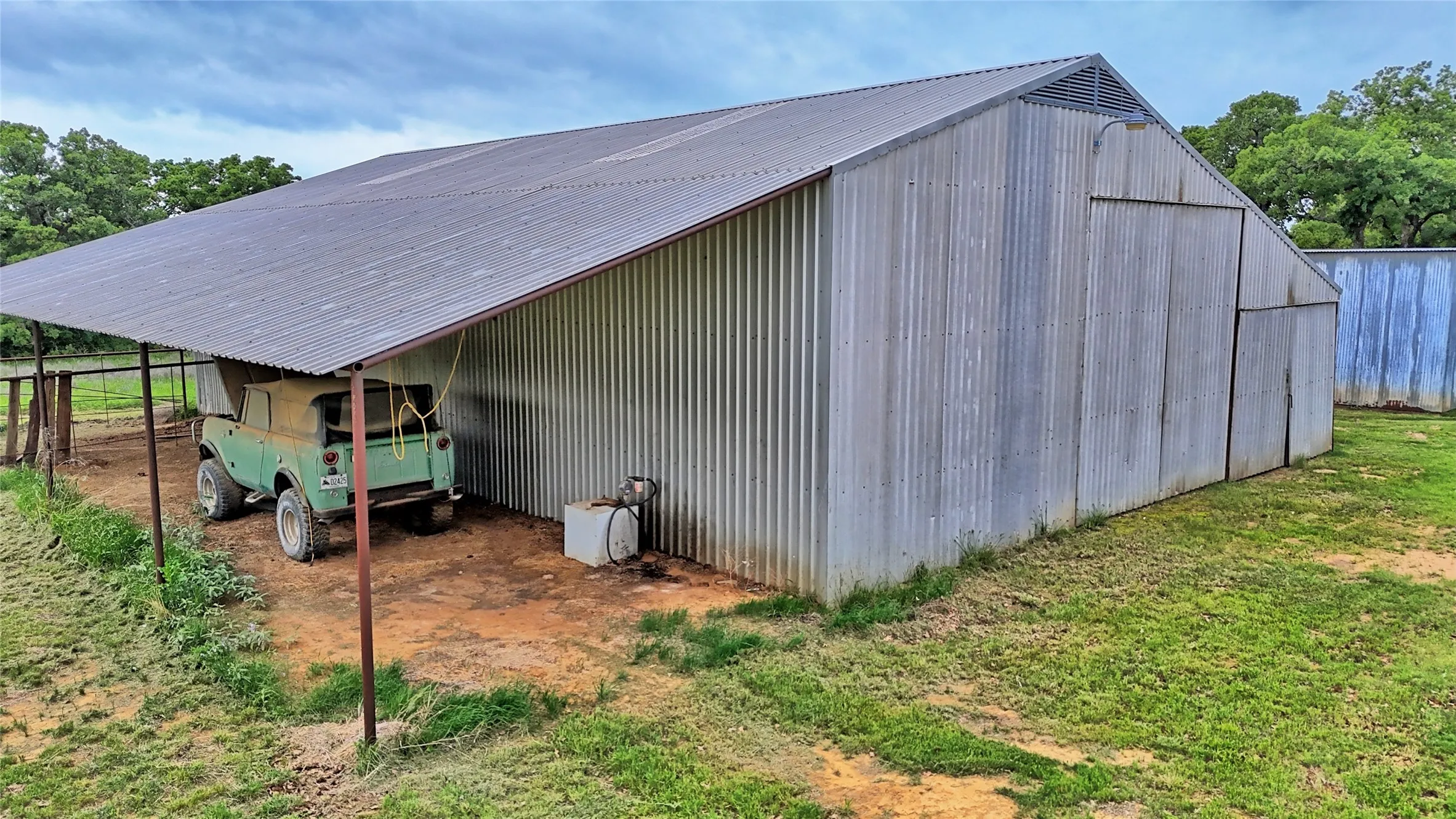 Single Family Residence For Sale in Clay County , 3377 Lodge Creek Road, Henrietta, Texas 76365, 4 Bedroom, 2 Bathroom, Garage spaces, 1,720 Sqft, built in 1973, Preowned, Price $950,000, mls#21256041, Real Estate Agent in Henrietta, Homes For Sale in Clay county, Homes For Sale in Henrietta, Realtor in Henrietta Texas, Real Estate Brokerage Independent Realty Texas, Luminita Cordes Realtor