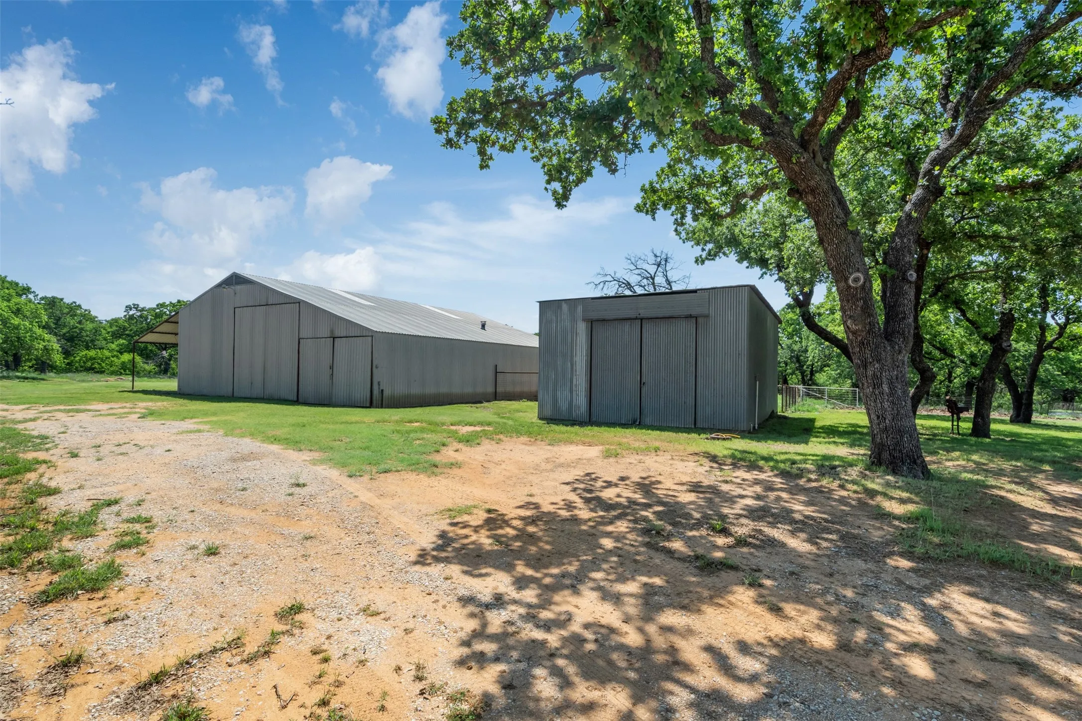 Single Family Residence For Sale in Clay County , 3377 Lodge Creek Road, Henrietta, Texas 76365, 4 Bedroom, 2 Bathroom, Garage spaces, 1,720 Sqft, built in 1973, Preowned, Price $950,000, mls#21256041, Real Estate Agent in Henrietta, Homes For Sale in Clay county, Homes For Sale in Henrietta, Realtor in Henrietta Texas, Real Estate Brokerage Independent Realty Texas, Luminita Cordes Realtor