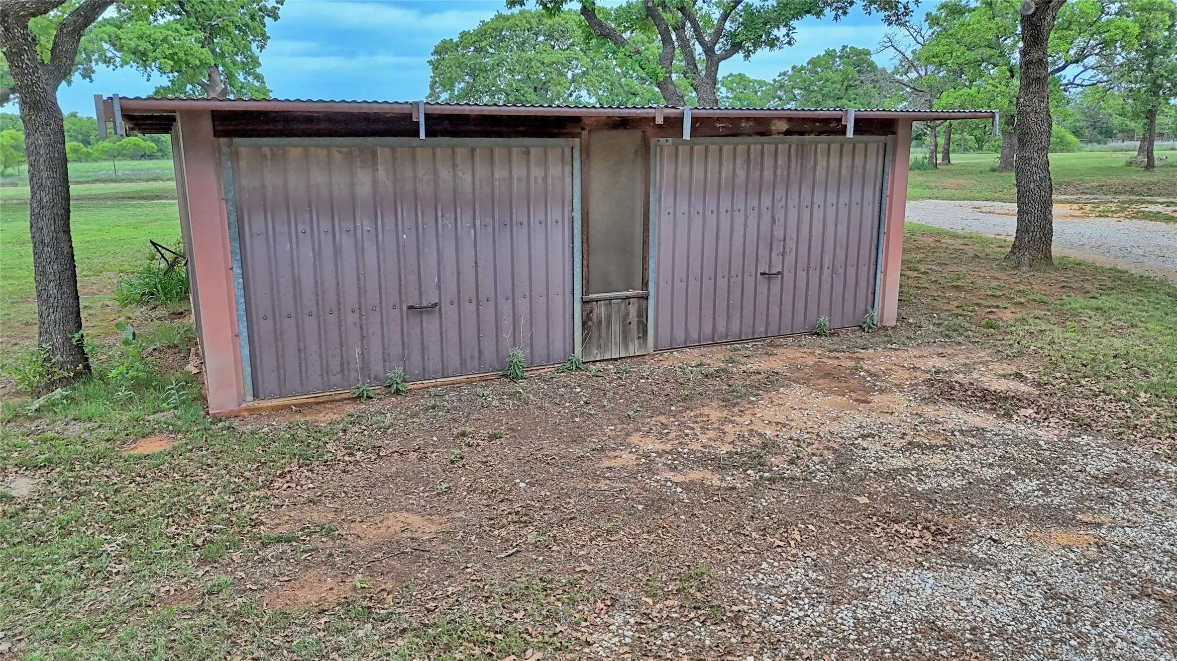 Single Family Residence For Sale in Clay County , 3377 Lodge Creek Road, Henrietta, Texas 76365, 4 Bedroom, 2 Bathroom, Garage spaces, 1,720 Sqft, built in 1973, Preowned, Price $950,000, mls#21256041, Real Estate Agent in Henrietta, Homes For Sale in Clay county, Homes For Sale in Henrietta, Realtor in Henrietta Texas, Real Estate Brokerage Independent Realty Texas, Luminita Cordes Realtor
