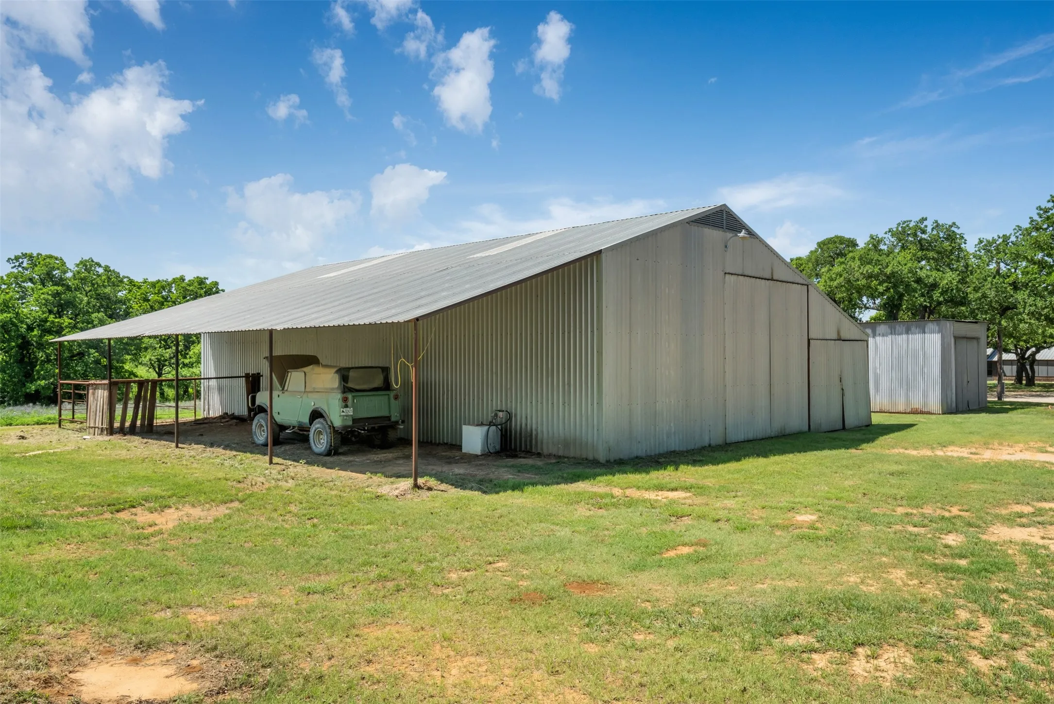 Single Family Residence For Sale in Clay County , 3377 Lodge Creek Road, Henrietta, Texas 76365, 4 Bedroom, 2 Bathroom, Garage spaces, 1,720 Sqft, built in 1973, Preowned, Price $950,000, mls#21256041, Real Estate Agent in Henrietta, Homes For Sale in Clay county, Homes For Sale in Henrietta, Realtor in Henrietta Texas, Real Estate Brokerage Independent Realty Texas, Luminita Cordes Realtor