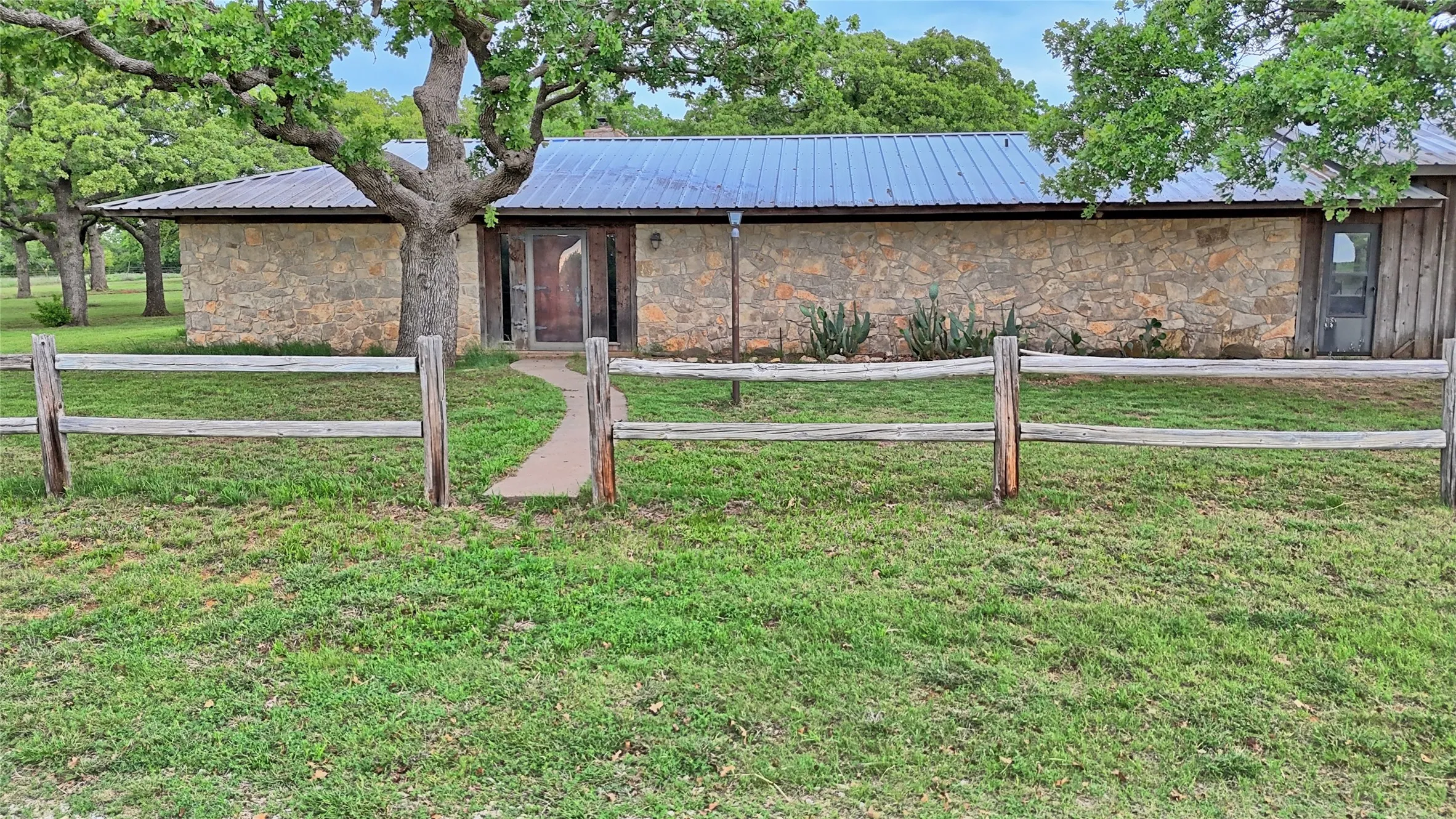 Single Family Residence For Sale in Clay County , 3377 Lodge Creek Road, Henrietta, Texas 76365, 4 Bedroom, 2 Bathroom, Garage spaces, 1,720 Sqft, built in 1973, Preowned, Price $950,000, mls#21256041, Real Estate Agent in Henrietta, Homes For Sale in Clay county, Homes For Sale in Henrietta, Realtor in Henrietta Texas, Real Estate Brokerage Independent Realty Texas, Luminita Cordes Realtor
