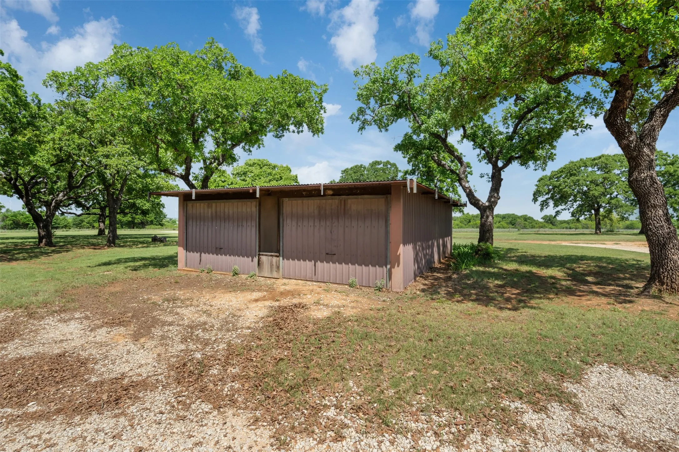 Single Family Residence For Sale in Clay County , 3377 Lodge Creek Road, Henrietta, Texas 76365, 4 Bedroom, 2 Bathroom, Garage spaces, 1,720 Sqft, built in 1973, Preowned, Price $950,000, mls#21256041, Real Estate Agent in Henrietta, Homes For Sale in Clay county, Homes For Sale in Henrietta, Realtor in Henrietta Texas, Real Estate Brokerage Independent Realty Texas, Luminita Cordes Realtor