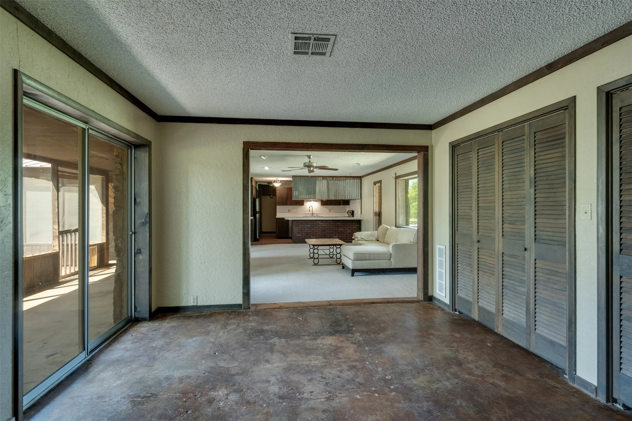 Single Family Residence For Sale in Clay County , 3377 Lodge Creek Road, Henrietta, Texas 76365, 4 Bedroom, 2 Bathroom, Garage spaces, 1,720 Sqft, built in 1973, Preowned, Price $950,000, mls#21256041, Real Estate Agent in Henrietta, Homes For Sale in Clay county, Homes For Sale in Henrietta, Realtor in Henrietta Texas, Real Estate Brokerage Independent Realty Texas, Luminita Cordes Realtor