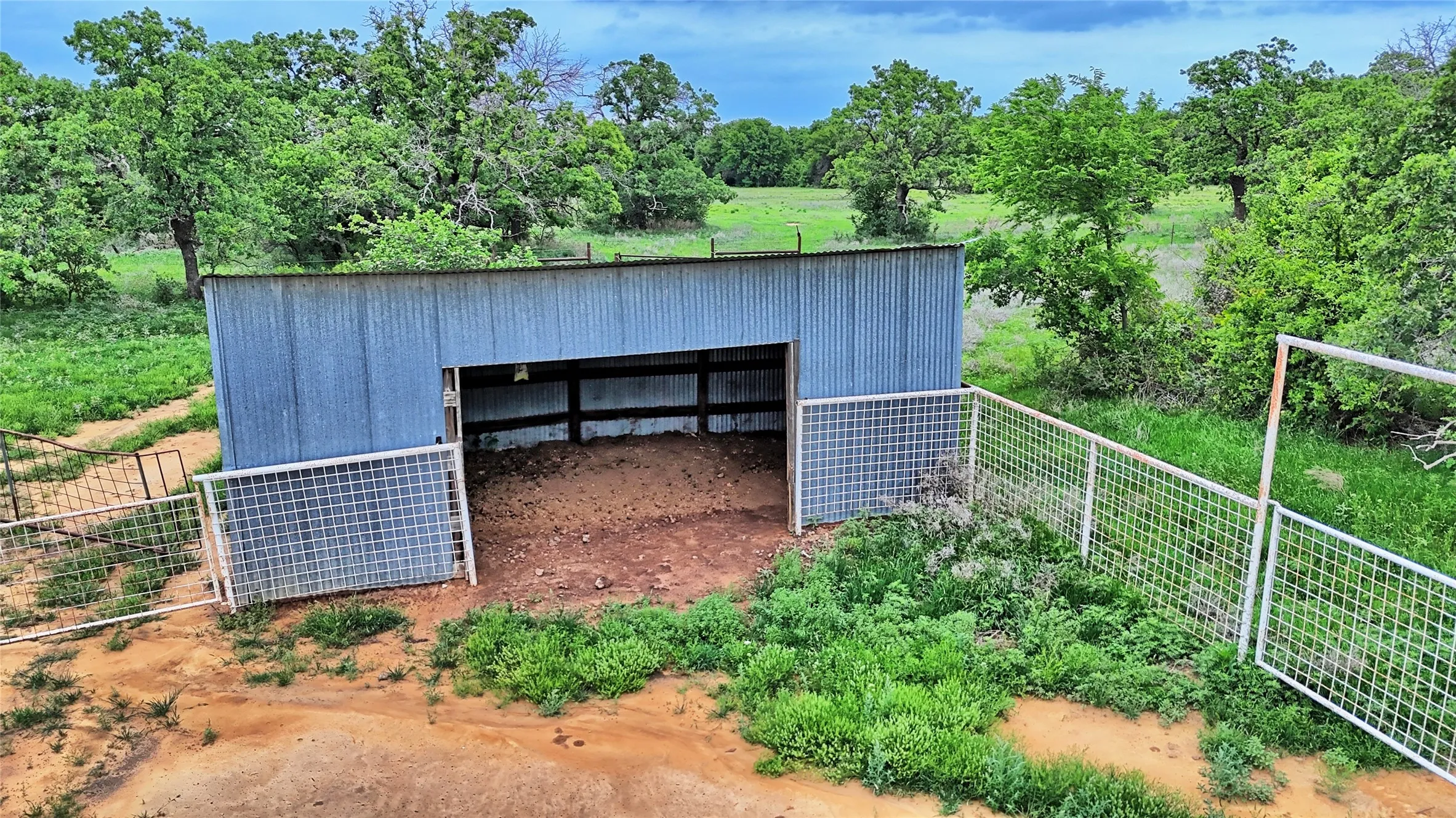 Single Family Residence For Sale in Clay County , 3377 Lodge Creek Road, Henrietta, Texas 76365, 4 Bedroom, 2 Bathroom, Garage spaces, 1,720 Sqft, built in 1973, Preowned, Price $950,000, mls#21256041, Real Estate Agent in Henrietta, Homes For Sale in Clay county, Homes For Sale in Henrietta, Realtor in Henrietta Texas, Real Estate Brokerage Independent Realty Texas, Luminita Cordes Realtor