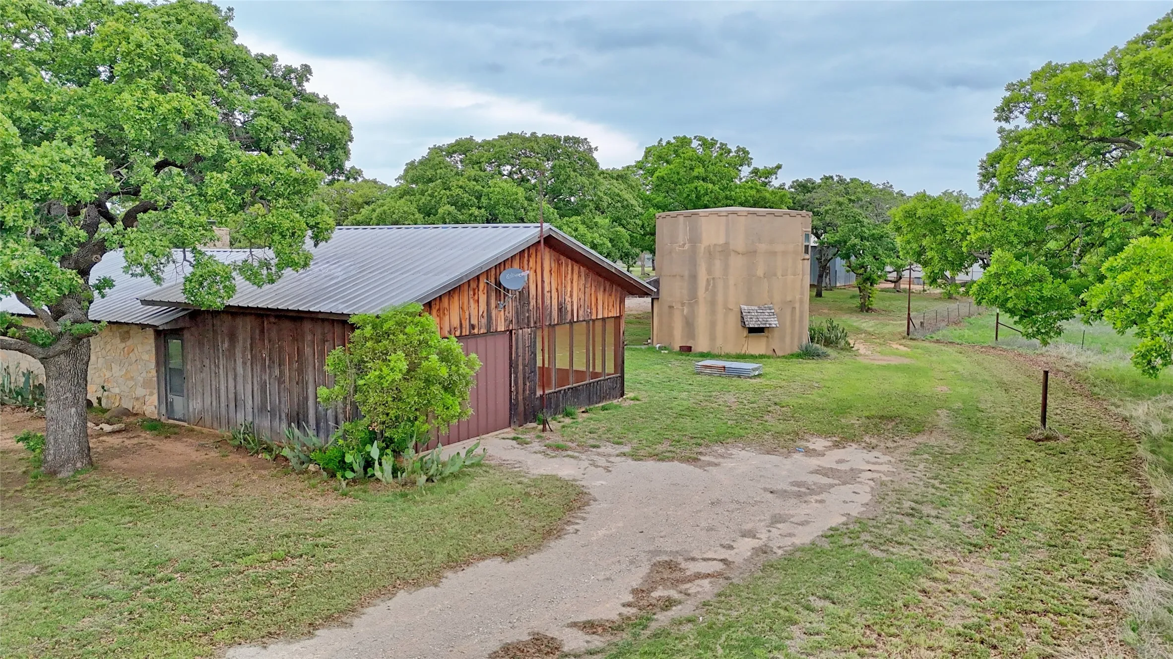 Single Family Residence For Sale in Clay County , 3377 Lodge Creek Road, Henrietta, Texas 76365, 4 Bedroom, 2 Bathroom, Garage spaces, 1,720 Sqft, built in 1973, Preowned, Price $950,000, mls#21256041, Real Estate Agent in Henrietta, Homes For Sale in Clay county, Homes For Sale in Henrietta, Realtor in Henrietta Texas, Real Estate Brokerage Independent Realty Texas, Luminita Cordes Realtor