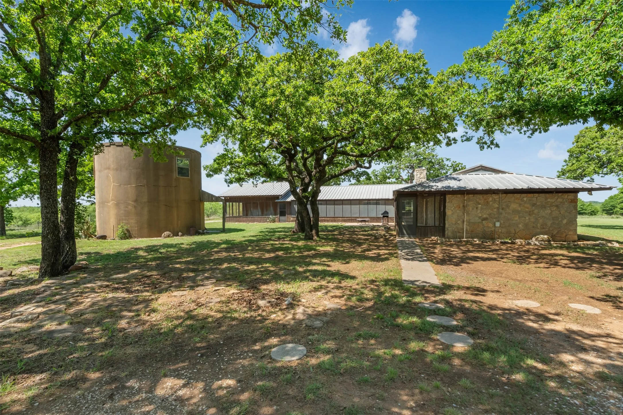 Single Family Residence For Sale in Clay County , 3377 Lodge Creek Road, Henrietta, Texas 76365, 4 Bedroom, 2 Bathroom, Garage spaces, 1,720 Sqft, built in 1973, Preowned, Price $950,000, mls#21256041, Real Estate Agent in Henrietta, Homes For Sale in Clay county, Homes For Sale in Henrietta, Realtor in Henrietta Texas, Real Estate Brokerage Independent Realty Texas, Luminita Cordes Realtor