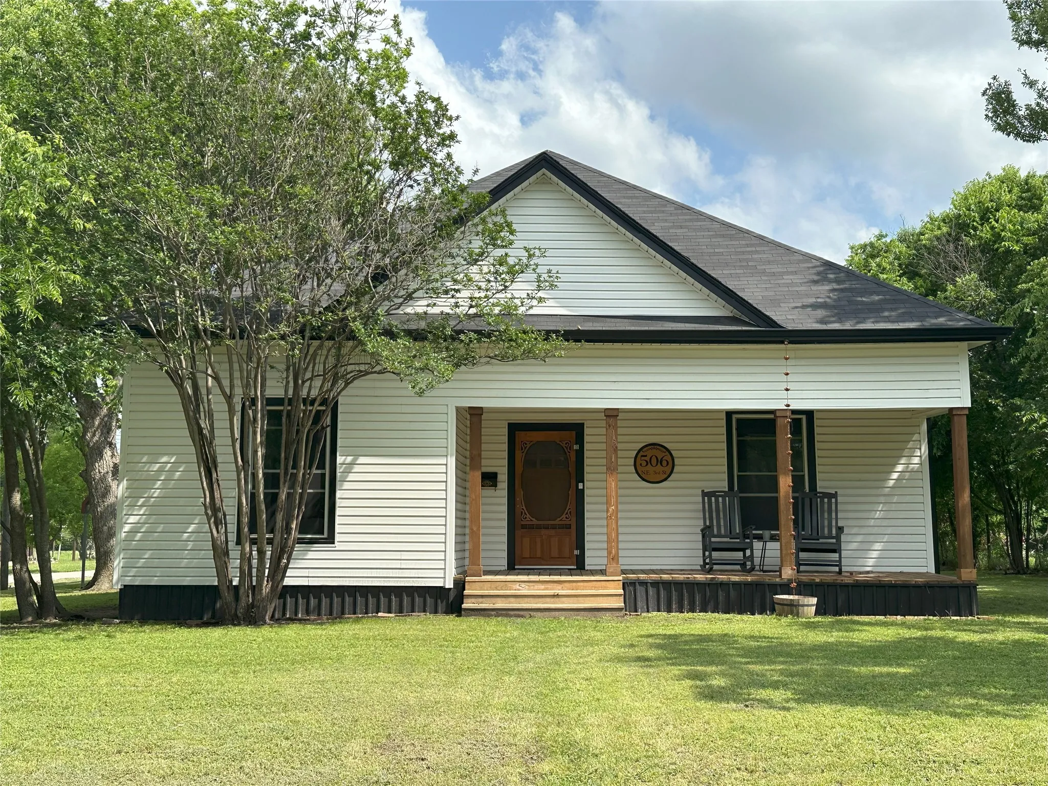 Single Family Residence For Sale in Hill County , 506 NE 3rd Street, Hubbard, Texas 76648, 3 Bedrooms, 2 Bathrooms, Garage spaces, 1,938 Sqft, built in 1945, Preowned, Price $199,000, mls#21258072, Real Estate Agent in Hubbard, Homes For Sale in Hill county, Homes For Sale in Hubbard, Realtor in Hubbard Texas, Real Estate Brokerage Independent Realty Texas, Luminita Cordes Realtor