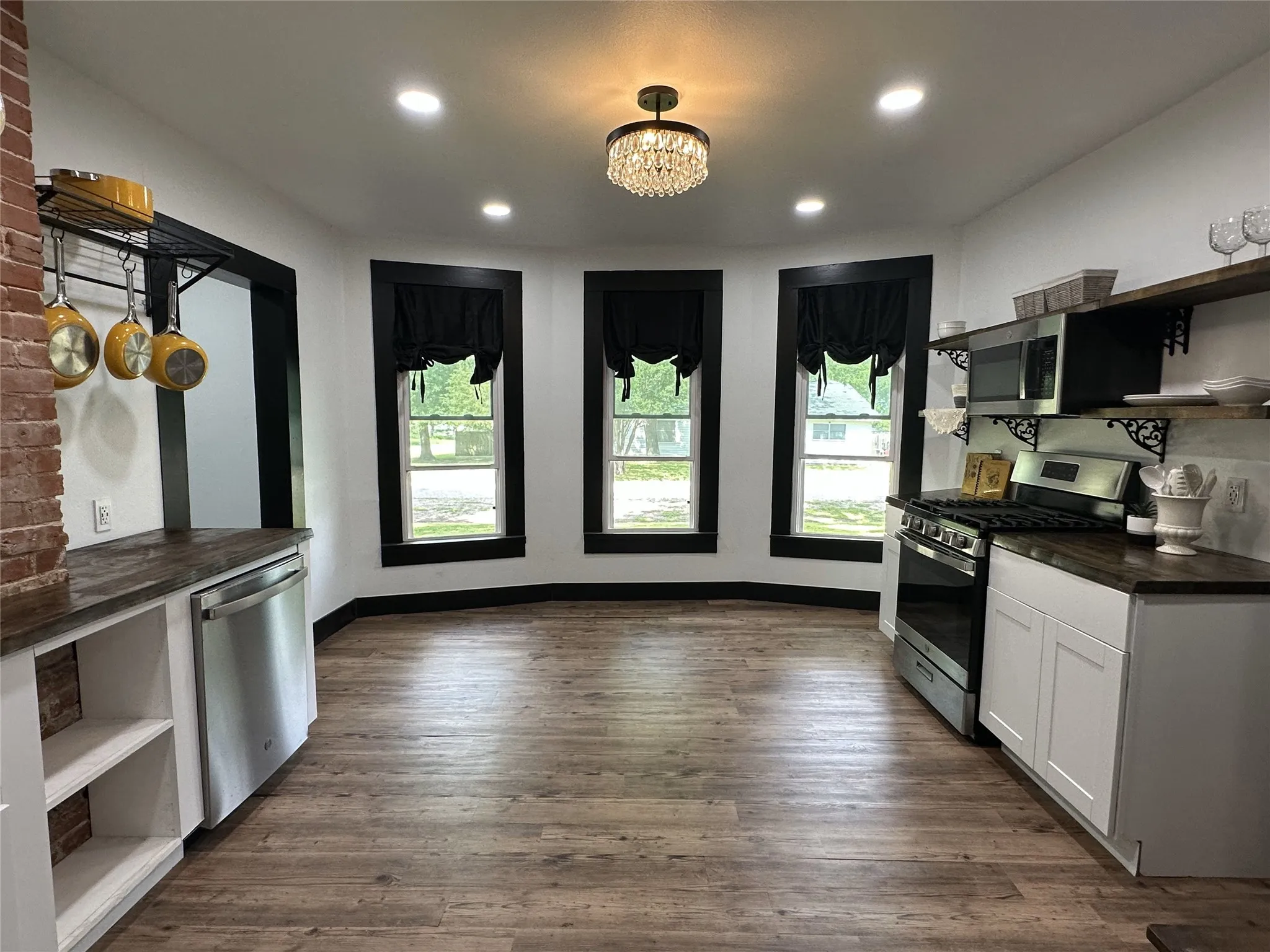 Single Family Residence For Sale in Hill County , 506 NE 3rd Street, Hubbard, Texas 76648, 3 Bedrooms, 2 Bathrooms, Garage spaces, 1,938 Sqft, built in 1945, Preowned, Price $199,000, mls#21258072, Real Estate Agent in Hubbard, Homes For Sale in Hill county, Homes For Sale in Hubbard, Realtor in Hubbard Texas, Real Estate Brokerage Independent Realty Texas, Luminita Cordes Realtor