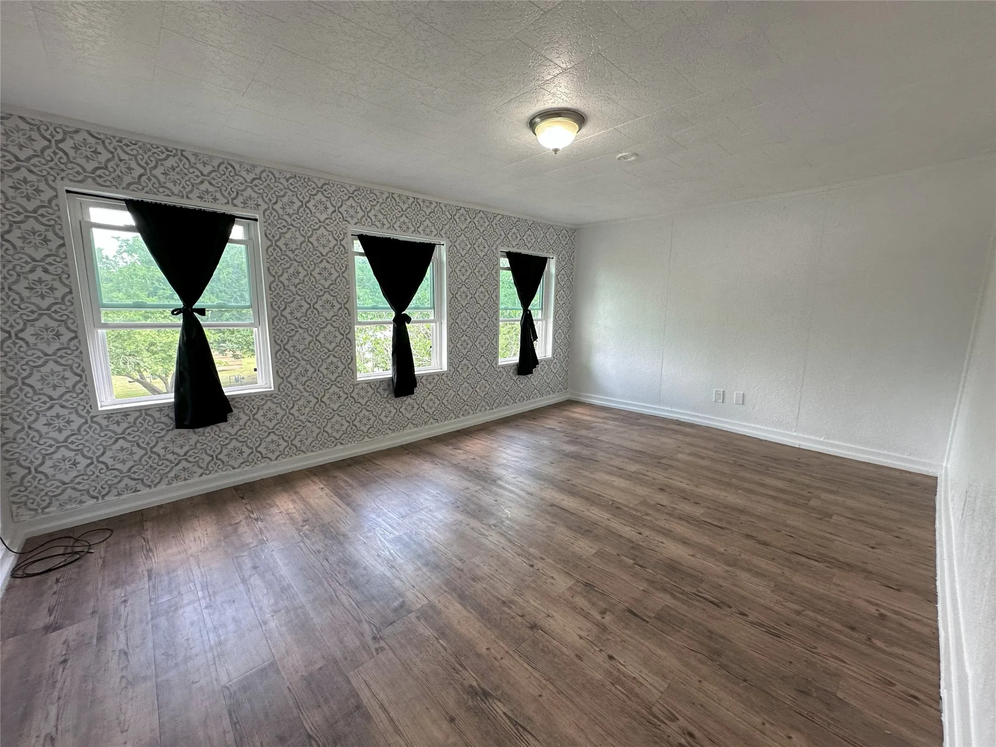 Single Family Residence For Sale in Hill County , 506 NE 3rd Street, Hubbard, Texas 76648, 3 Bedrooms, 2 Bathrooms, Garage spaces, 1,938 Sqft, built in 1945, Preowned, Price $199,000, mls#21258072, Real Estate Agent in Hubbard, Homes For Sale in Hill county, Homes For Sale in Hubbard, Realtor in Hubbard Texas, Real Estate Brokerage Independent Realty Texas, Luminita Cordes Realtor