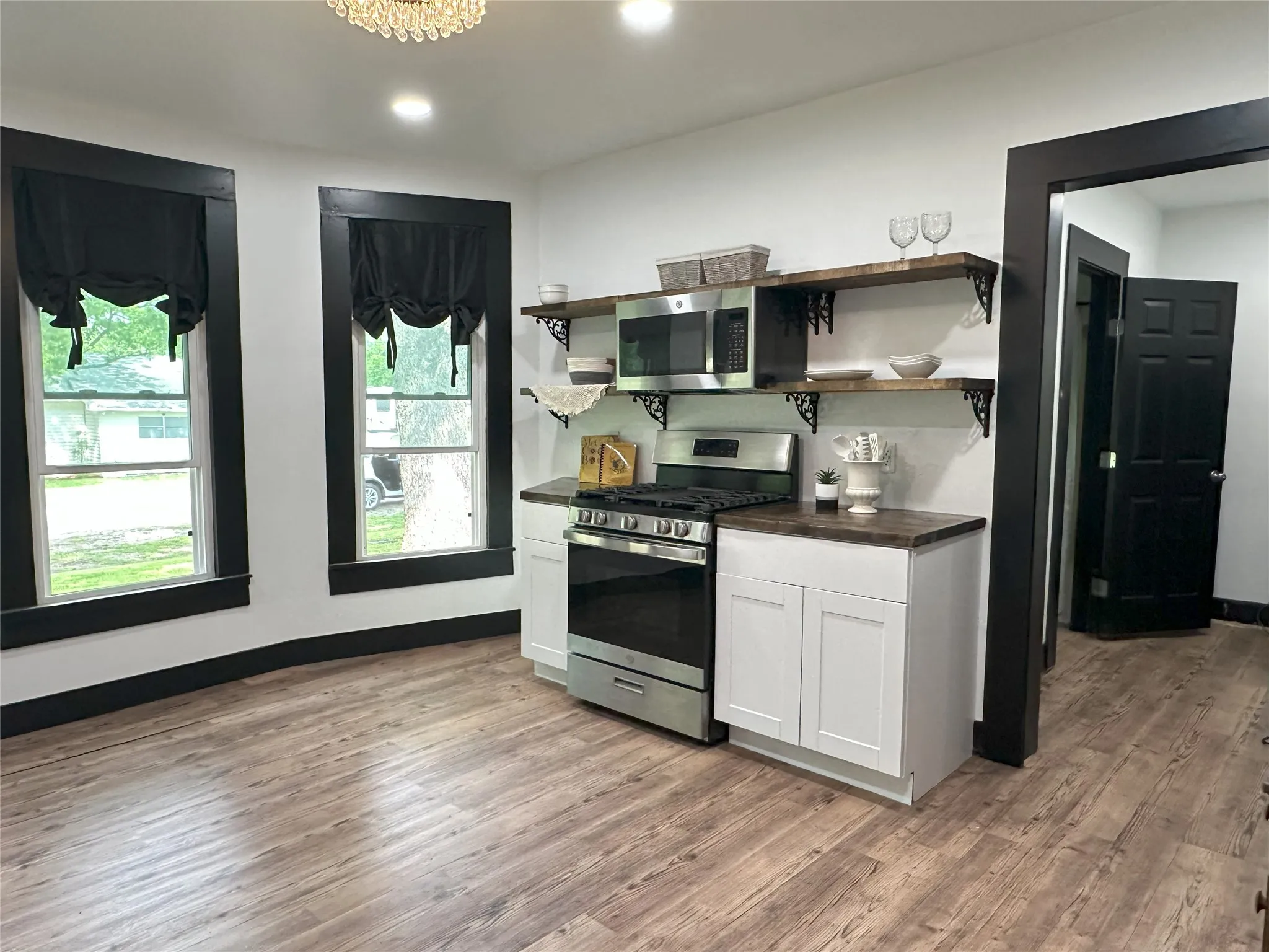 Single Family Residence For Sale in Hill County , 506 NE 3rd Street, Hubbard, Texas 76648, 3 Bedrooms, 2 Bathrooms, Garage spaces, 1,938 Sqft, built in 1945, Preowned, Price $199,000, mls#21258072, Real Estate Agent in Hubbard, Homes For Sale in Hill county, Homes For Sale in Hubbard, Realtor in Hubbard Texas, Real Estate Brokerage Independent Realty Texas, Luminita Cordes Realtor