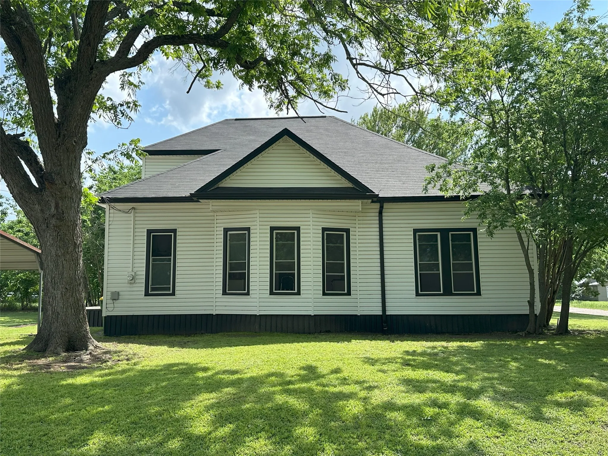 Single Family Residence For Sale in Hill County , 506 NE 3rd Street, Hubbard, Texas 76648, 3 Bedrooms, 2 Bathrooms, Garage spaces, 1,938 Sqft, built in 1945, Preowned, Price $199,000, mls#21258072, Real Estate Agent in Hubbard, Homes For Sale in Hill county, Homes For Sale in Hubbard, Realtor in Hubbard Texas, Real Estate Brokerage Independent Realty Texas, Luminita Cordes Realtor