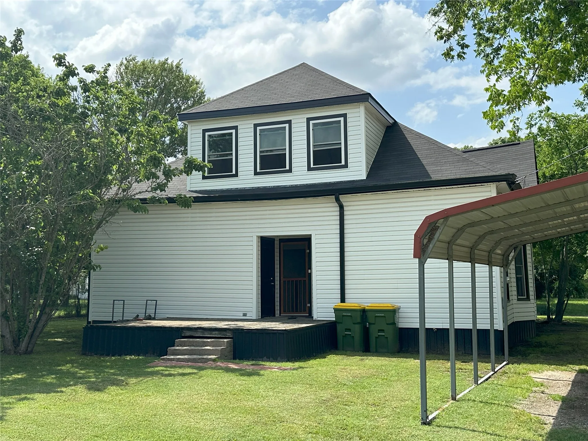 Single Family Residence For Sale in Hill County , 506 NE 3rd Street, Hubbard, Texas 76648, 3 Bedrooms, 2 Bathrooms, Garage spaces, 1,938 Sqft, built in 1945, Preowned, Price $199,000, mls#21258072, Real Estate Agent in Hubbard, Homes For Sale in Hill county, Homes For Sale in Hubbard, Realtor in Hubbard Texas, Real Estate Brokerage Independent Realty Texas, Luminita Cordes Realtor