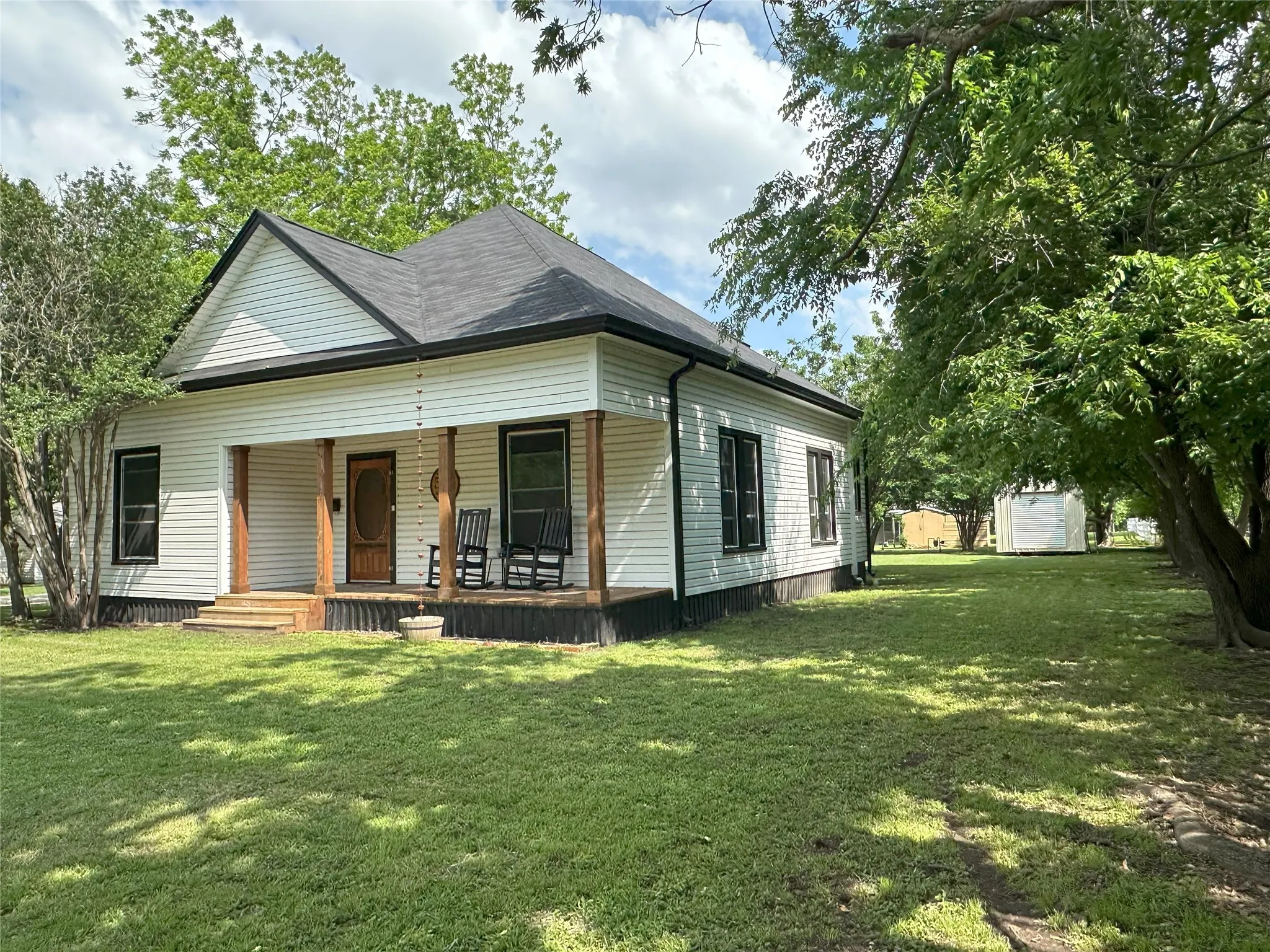 Single Family Residence For Sale in Hill County , 506 NE 3rd Street, Hubbard, Texas 76648, 3 Bedrooms, 2 Bathrooms, Garage spaces, 1,938 Sqft, built in 1945, Preowned, Price $199,000, mls#21258072, Real Estate Agent in Hubbard, Homes For Sale in Hill county, Homes For Sale in Hubbard, Realtor in Hubbard Texas, Real Estate Brokerage Independent Realty Texas, Luminita Cordes Realtor