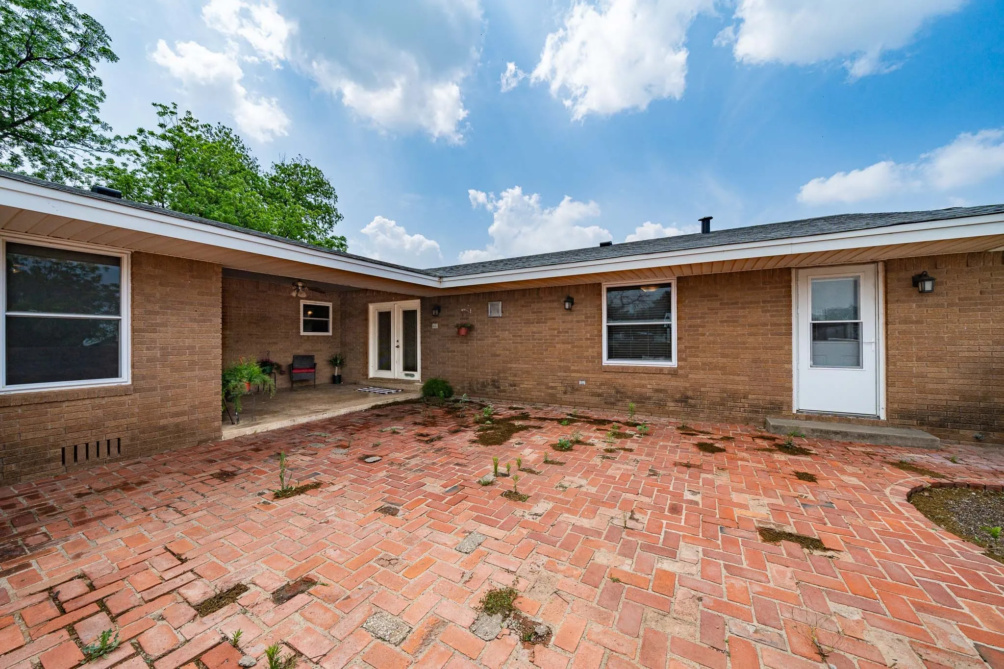 Single Family Residence For Sale in Baylor County , 1001 E Nevada, Seymour, Texas 76380, 3 Bedroom, 3 Bathroom, 2 Garage spaces, 2,359 Sqft, built in 1965, Preowned, mls#21257942, Real Estate Agent in Seymour, Homes For Sale in Baylor county, Homes For Sale in Seymour, Realtor in Seymour Texas, Real Estate Brokerage Independent Realty Texas, Luminita Cordes Realtor