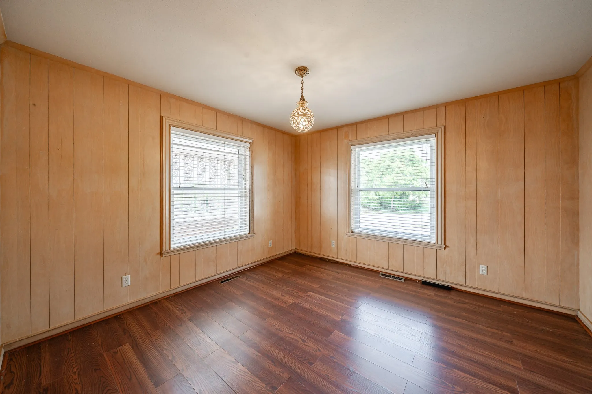 Single Family Residence For Sale in Baylor County , 1001 E Nevada, Seymour, Texas 76380, 3 Bedroom, 3 Bathroom, 2 Garage spaces, 2,359 Sqft, built in 1965, Preowned, mls#21257942, Real Estate Agent in Seymour, Homes For Sale in Baylor county, Homes For Sale in Seymour, Realtor in Seymour Texas, Real Estate Brokerage Independent Realty Texas, Luminita Cordes Realtor