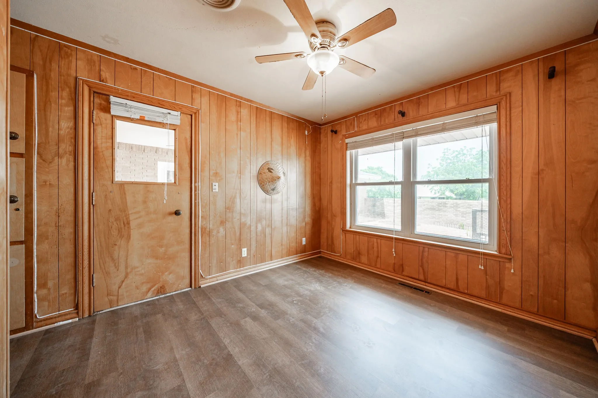 Single Family Residence For Sale in Baylor County , 1001 E Nevada, Seymour, Texas 76380, 3 Bedroom, 3 Bathroom, 2 Garage spaces, 2,359 Sqft, built in 1965, Preowned, mls#21257942, Real Estate Agent in Seymour, Homes For Sale in Baylor county, Homes For Sale in Seymour, Realtor in Seymour Texas, Real Estate Brokerage Independent Realty Texas, Luminita Cordes Realtor