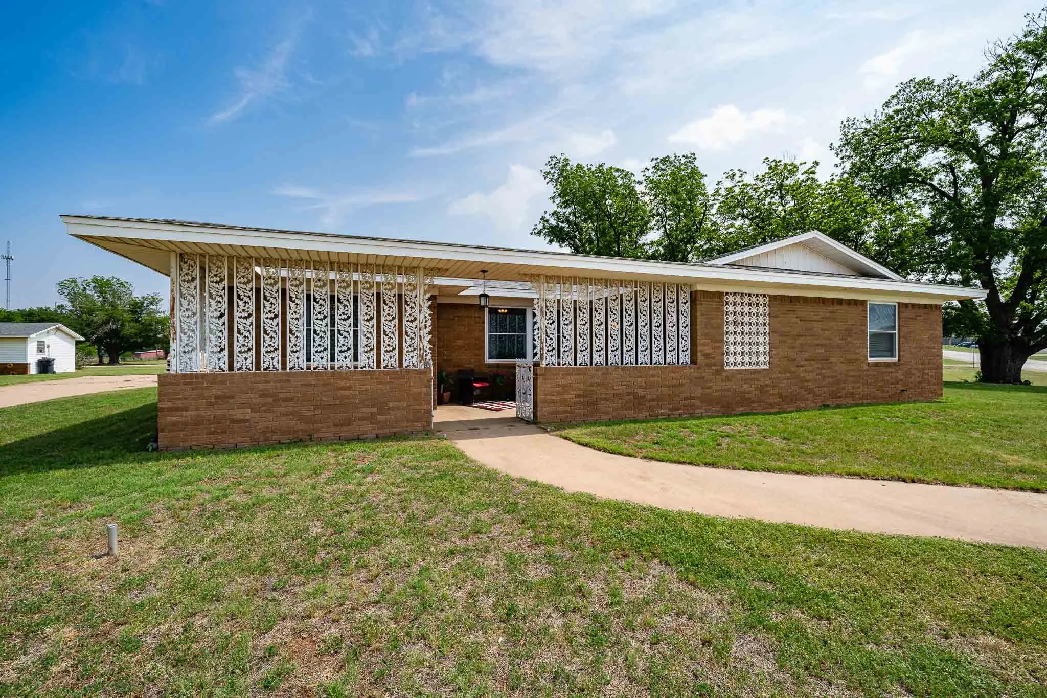 Single Family Residence For Sale in Baylor County , 1001 E Nevada, Seymour, Texas 76380, 3 Bedroom, 3 Bathroom, 2 Garage spaces, 2,359 Sqft, built in 1965, Preowned, mls#21257942, Real Estate Agent in Seymour, Homes For Sale in Baylor county, Homes For Sale in Seymour, Realtor in Seymour Texas, Real Estate Brokerage Independent Realty Texas, Luminita Cordes Realtor
