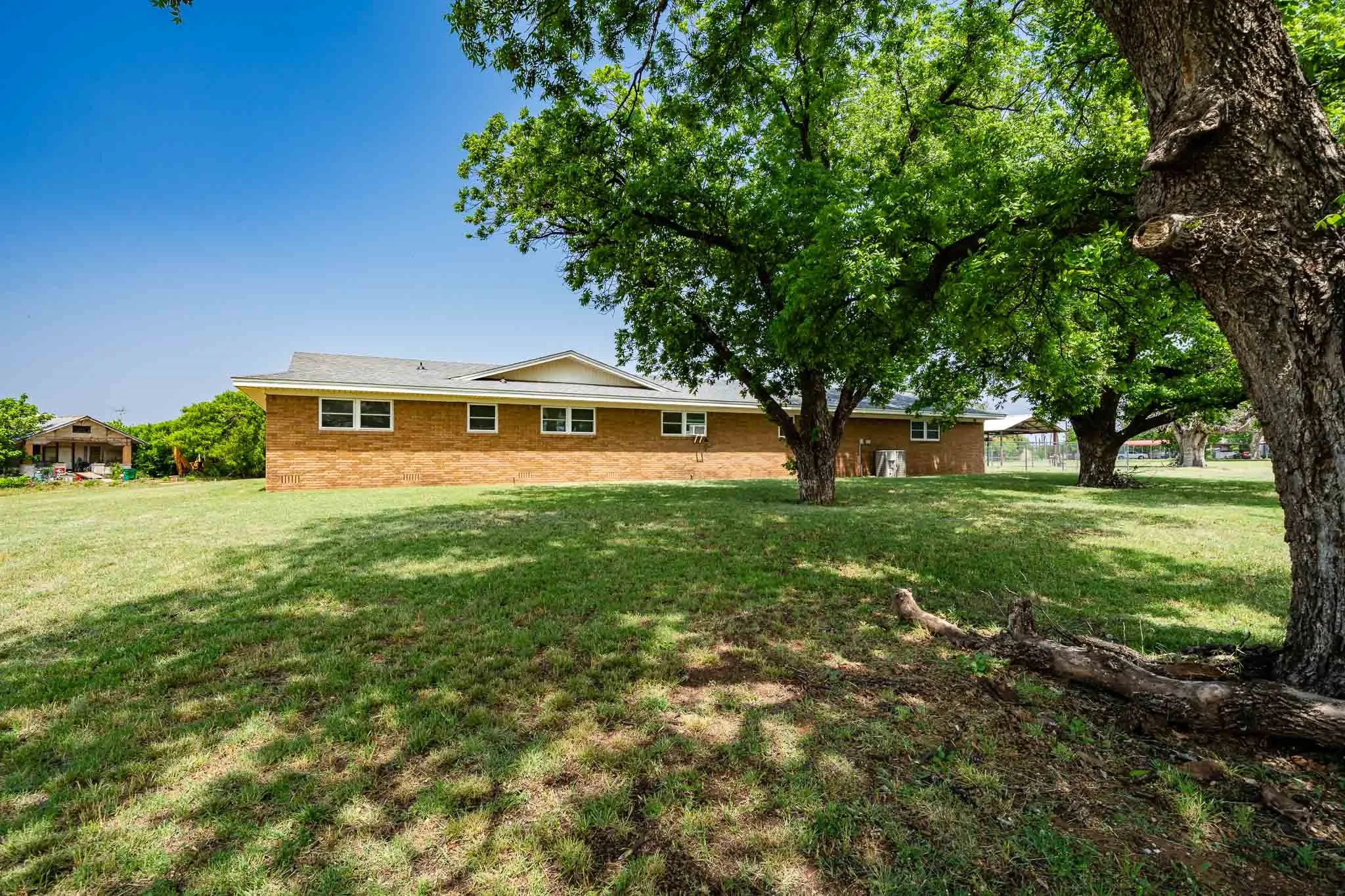 Single Family Residence For Sale in Baylor County , 1001 E Nevada, Seymour, Texas 76380, 3 Bedroom, 3 Bathroom, 2 Garage spaces, 2,359 Sqft, built in 1965, Preowned, mls#21257942, Real Estate Agent in Seymour, Homes For Sale in Baylor county, Homes For Sale in Seymour, Realtor in Seymour Texas, Real Estate Brokerage Independent Realty Texas, Luminita Cordes Realtor