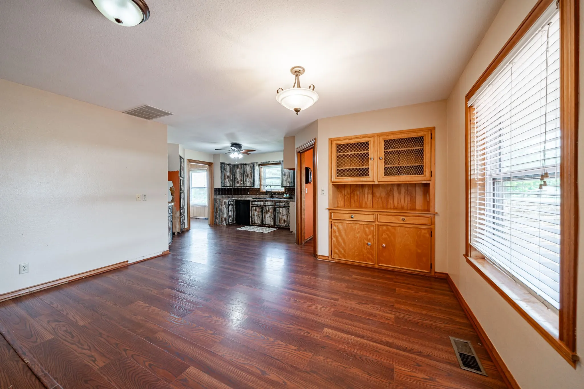 Single Family Residence For Sale in Baylor County , 1001 E Nevada, Seymour, Texas 76380, 3 Bedroom, 3 Bathroom, 2 Garage spaces, 2,359 Sqft, built in 1965, Preowned, mls#21257942, Real Estate Agent in Seymour, Homes For Sale in Baylor county, Homes For Sale in Seymour, Realtor in Seymour Texas, Real Estate Brokerage Independent Realty Texas, Luminita Cordes Realtor