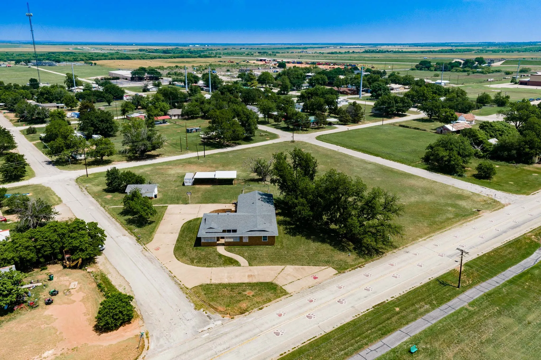 Single Family Residence For Sale in Baylor County , 1001 E Nevada, Seymour, Texas 76380, 3 Bedroom, 3 Bathroom, 2 Garage spaces, 2,359 Sqft, built in 1965, Preowned, mls#21257942, Real Estate Agent in Seymour, Homes For Sale in Baylor county, Homes For Sale in Seymour, Realtor in Seymour Texas, Real Estate Brokerage Independent Realty Texas, Luminita Cordes Realtor