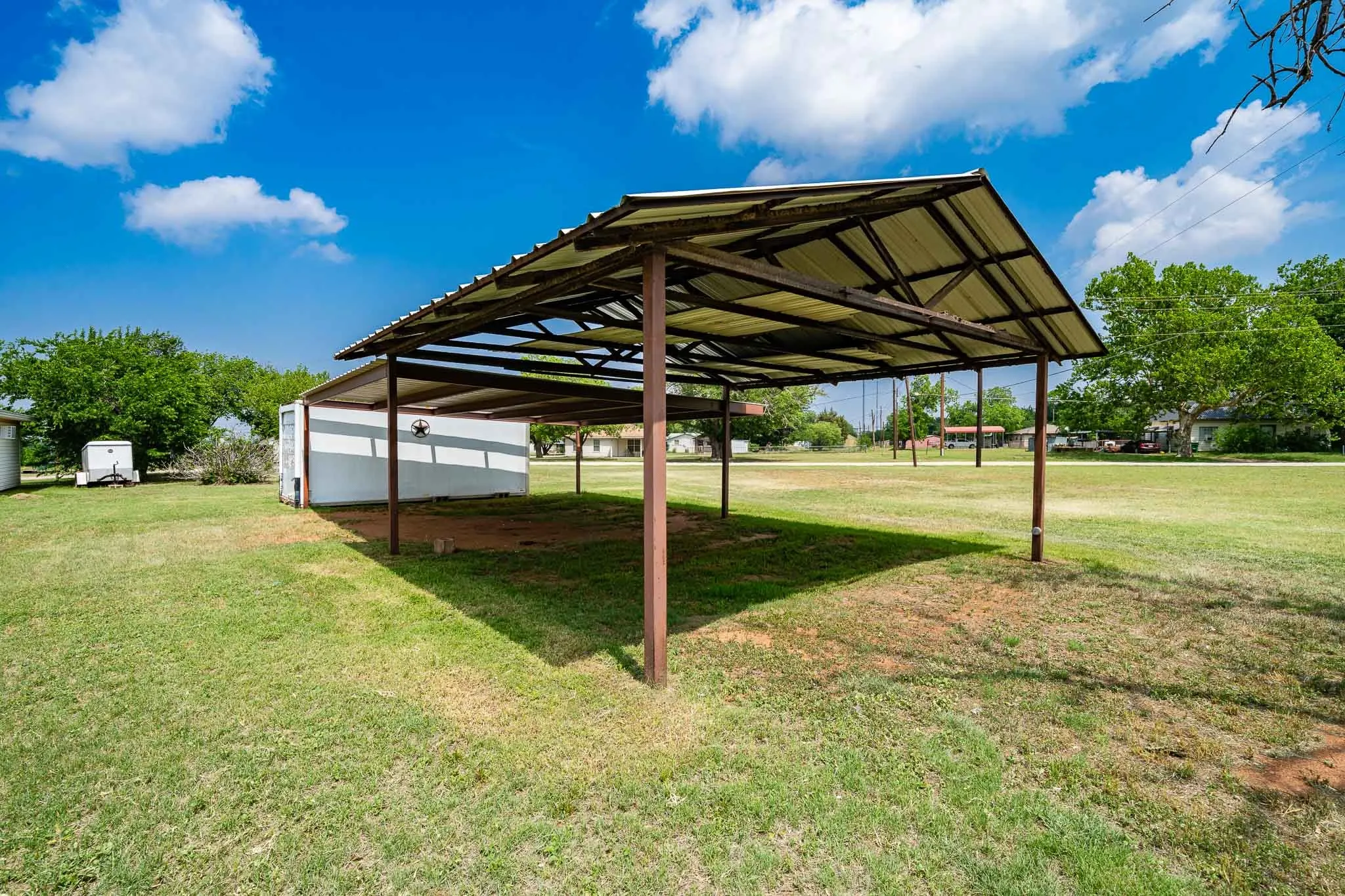 Single Family Residence For Sale in Baylor County , 1001 E Nevada, Seymour, Texas 76380, 3 Bedroom, 3 Bathroom, 2 Garage spaces, 2,359 Sqft, built in 1965, Preowned, mls#21257942, Real Estate Agent in Seymour, Homes For Sale in Baylor county, Homes For Sale in Seymour, Realtor in Seymour Texas, Real Estate Brokerage Independent Realty Texas, Luminita Cordes Realtor