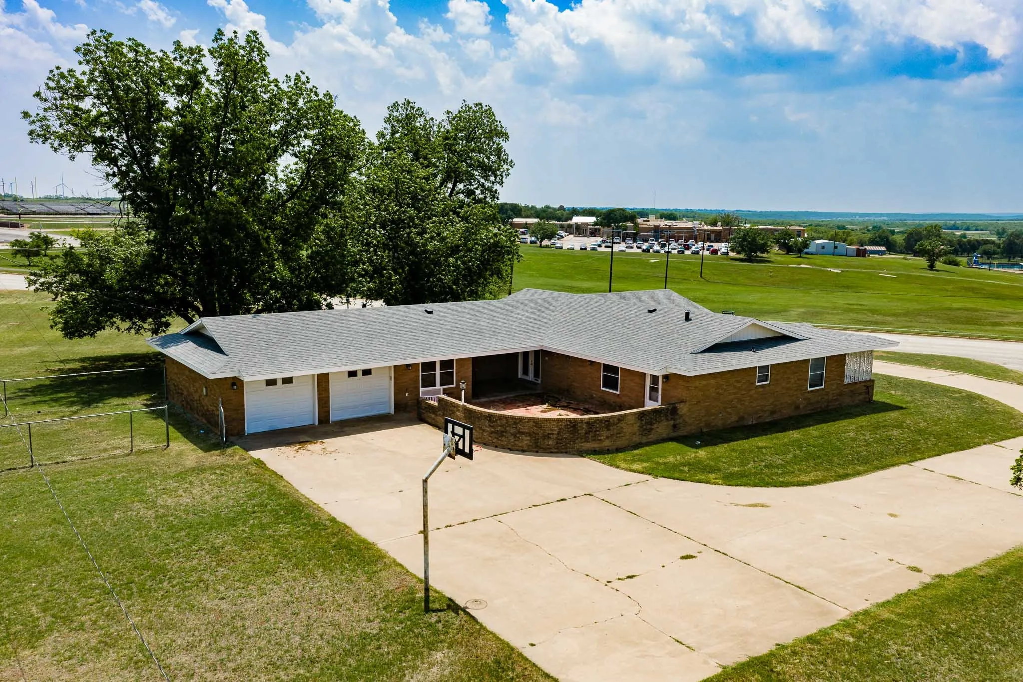 Single Family Residence For Sale in Baylor County , 1001 E Nevada, Seymour, Texas 76380, 3 Bedroom, 3 Bathroom, 2 Garage spaces, 2,359 Sqft, built in 1965, Preowned, mls#21257942, Real Estate Agent in Seymour, Homes For Sale in Baylor county, Homes For Sale in Seymour, Realtor in Seymour Texas, Real Estate Brokerage Independent Realty Texas, Luminita Cordes Realtor