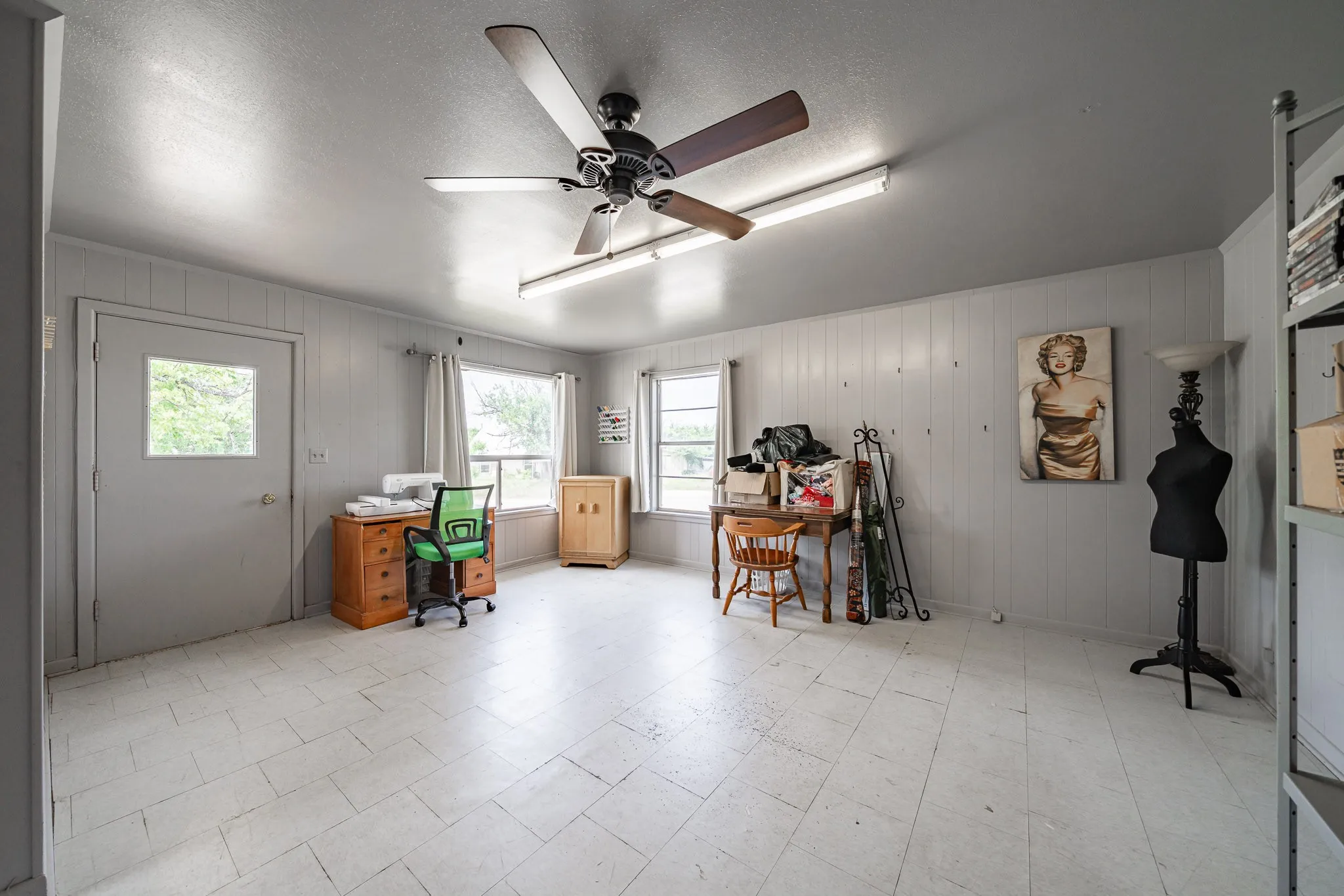 Single Family Residence For Sale in Baylor County , 1001 E Nevada, Seymour, Texas 76380, 3 Bedroom, 3 Bathroom, 2 Garage spaces, 2,359 Sqft, built in 1965, Preowned, mls#21257942, Real Estate Agent in Seymour, Homes For Sale in Baylor county, Homes For Sale in Seymour, Realtor in Seymour Texas, Real Estate Brokerage Independent Realty Texas, Luminita Cordes Realtor