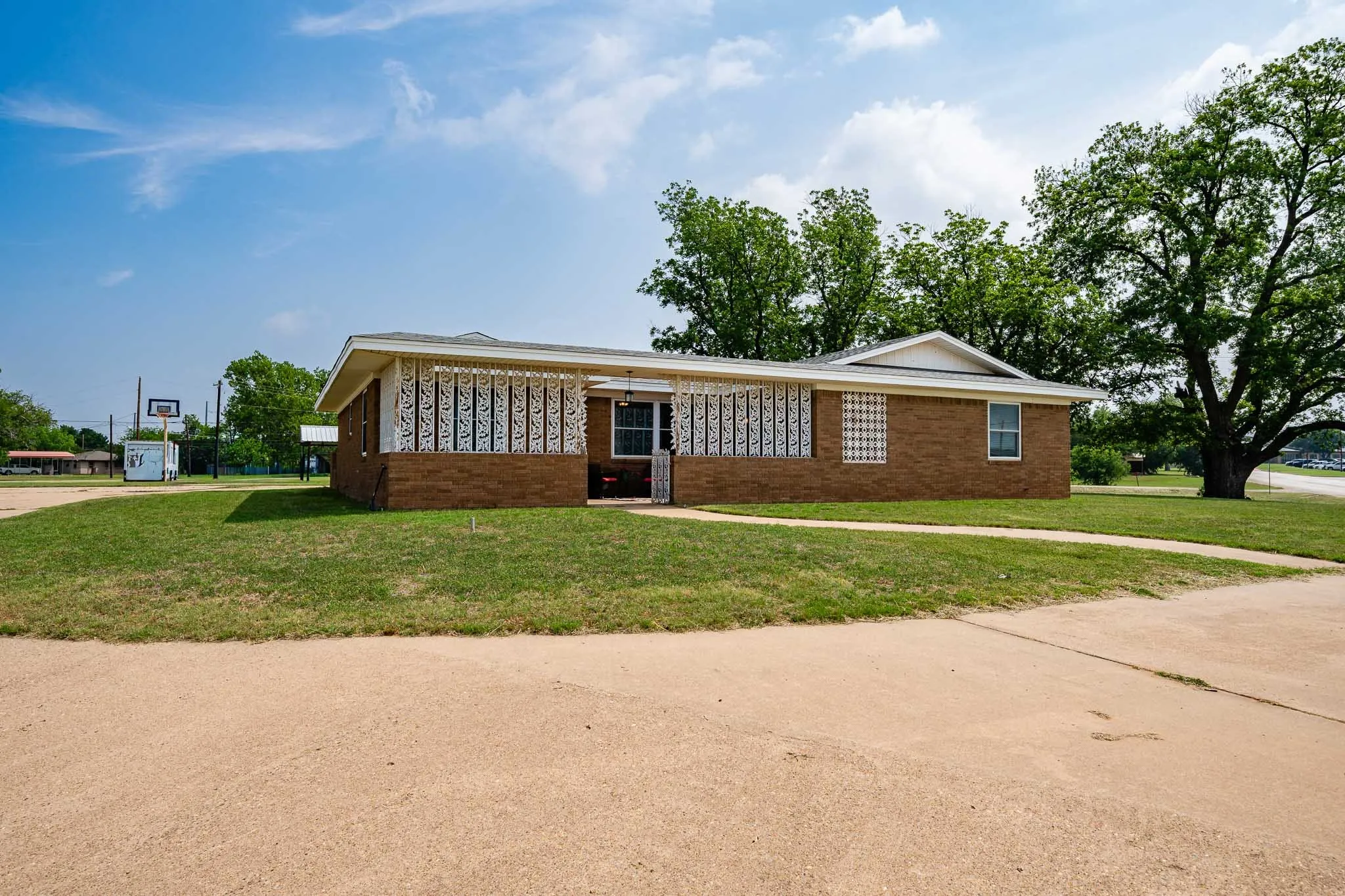 Single Family Residence For Sale in Baylor County , 1001 E Nevada, Seymour, Texas 76380, 3 Bedroom, 3 Bathroom, 2 Garage spaces, 2,359 Sqft, built in 1965, Preowned, mls#21257942, Real Estate Agent in Seymour, Homes For Sale in Baylor county, Homes For Sale in Seymour, Realtor in Seymour Texas, Real Estate Brokerage Independent Realty Texas, Luminita Cordes Realtor