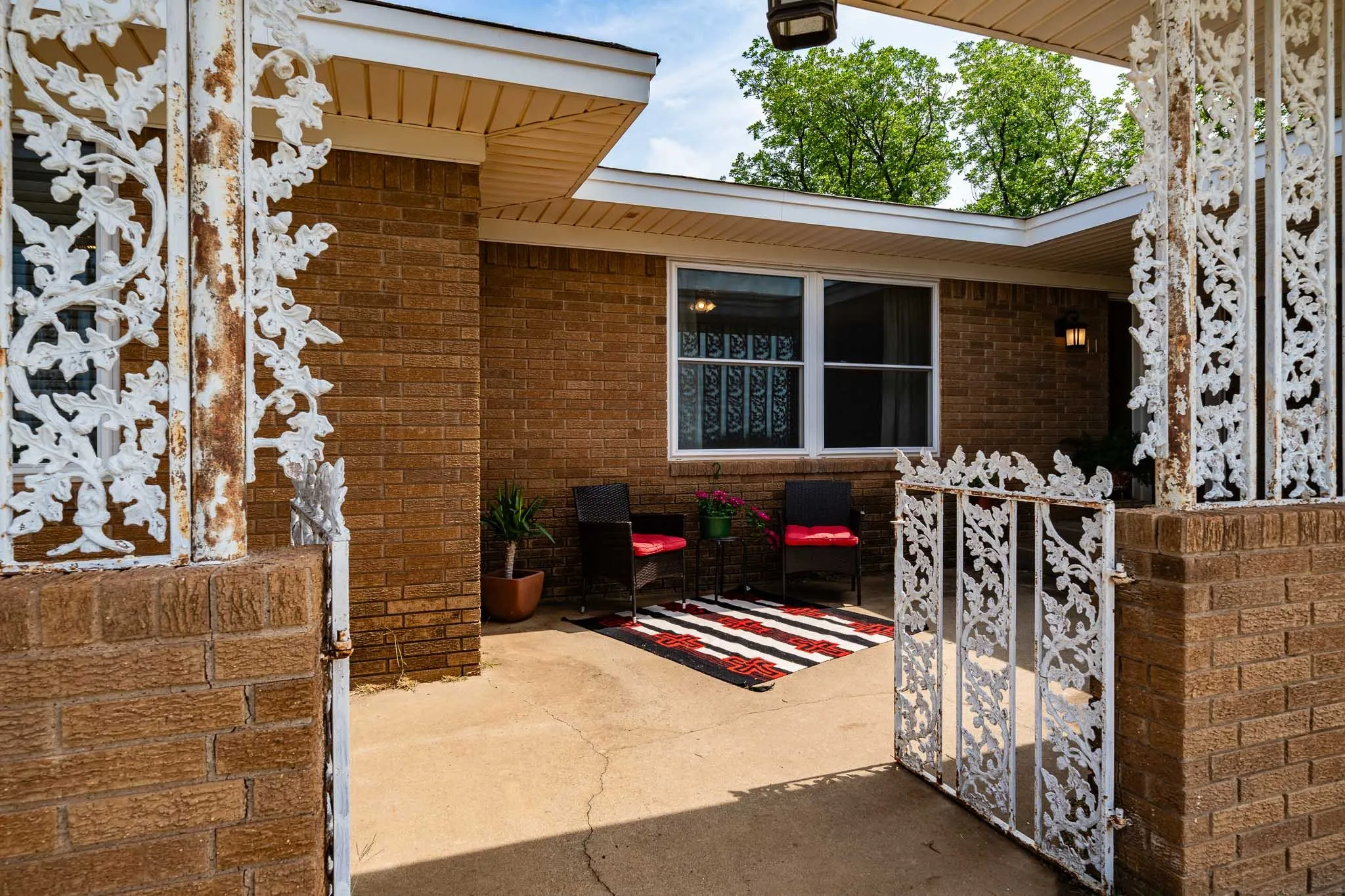 Single Family Residence For Sale in Baylor County , 1001 E Nevada, Seymour, Texas 76380, 3 Bedroom, 3 Bathroom, 2 Garage spaces, 2,359 Sqft, built in 1965, Preowned, mls#21257942, Real Estate Agent in Seymour, Homes For Sale in Baylor county, Homes For Sale in Seymour, Realtor in Seymour Texas, Real Estate Brokerage Independent Realty Texas, Luminita Cordes Realtor