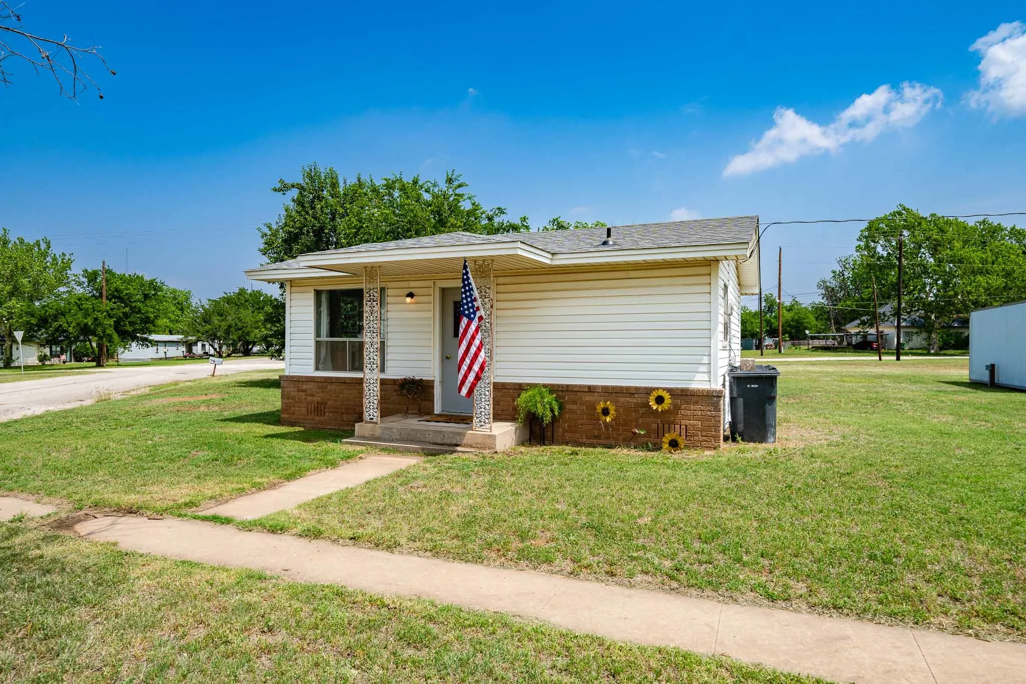 Single Family Residence For Sale in Baylor County , 1001 E Nevada, Seymour, Texas 76380, 3 Bedroom, 3 Bathroom, 2 Garage spaces, 2,359 Sqft, built in 1965, Preowned, mls#21257942, Real Estate Agent in Seymour, Homes For Sale in Baylor county, Homes For Sale in Seymour, Realtor in Seymour Texas, Real Estate Brokerage Independent Realty Texas, Luminita Cordes Realtor
