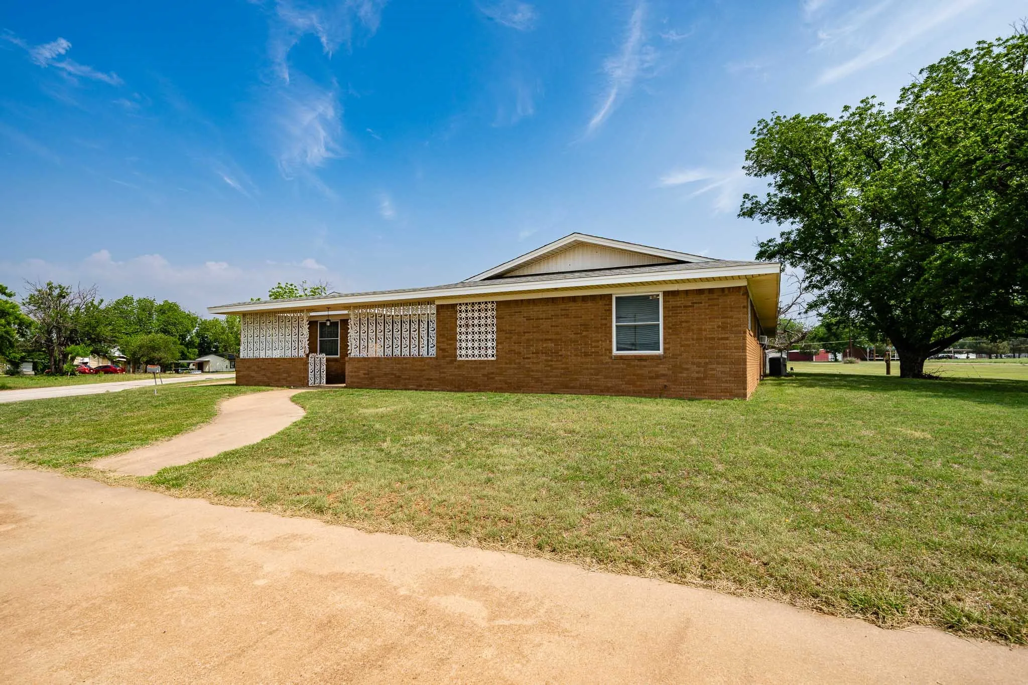 Single Family Residence For Sale in Baylor County , 1001 E Nevada, Seymour, Texas 76380, 3 Bedroom, 3 Bathroom, 2 Garage spaces, 2,359 Sqft, built in 1965, Preowned, mls#21257942, Real Estate Agent in Seymour, Homes For Sale in Baylor county, Homes For Sale in Seymour, Realtor in Seymour Texas, Real Estate Brokerage Independent Realty Texas, Luminita Cordes Realtor