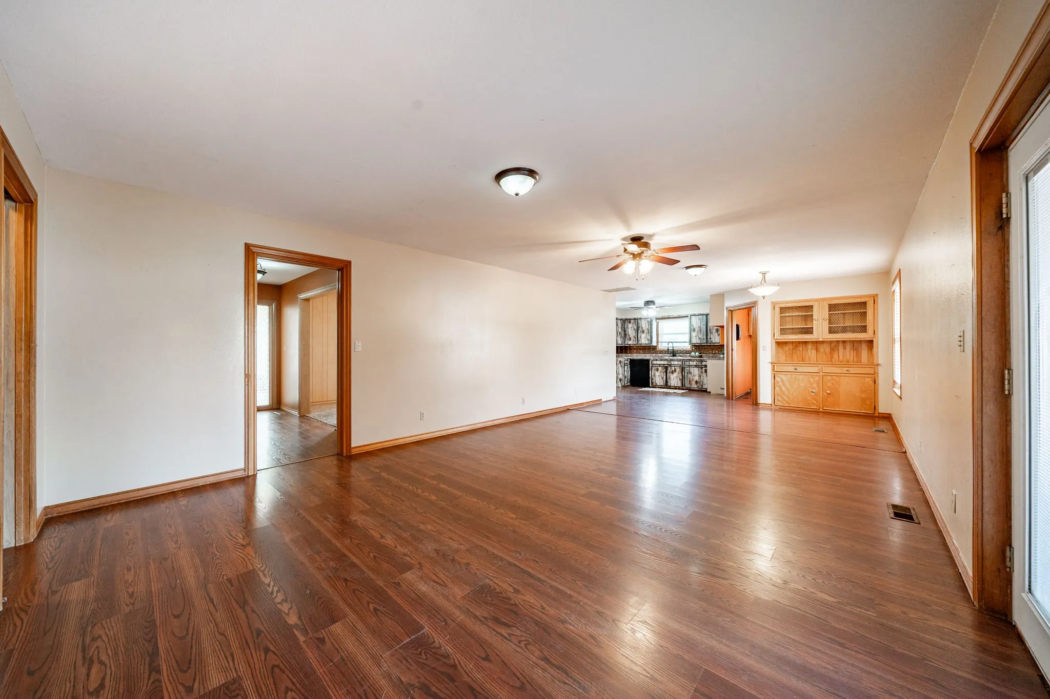 Single Family Residence For Sale in Baylor County , 1001 E Nevada, Seymour, Texas 76380, 3 Bedroom, 3 Bathroom, 2 Garage spaces, 2,359 Sqft, built in 1965, Preowned, mls#21257942, Real Estate Agent in Seymour, Homes For Sale in Baylor county, Homes For Sale in Seymour, Realtor in Seymour Texas, Real Estate Brokerage Independent Realty Texas, Luminita Cordes Realtor