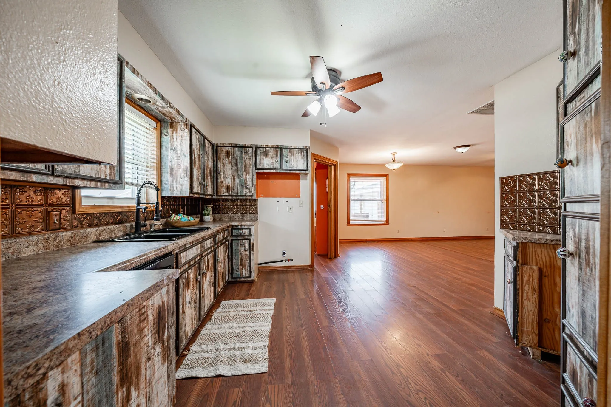 Single Family Residence For Sale in Baylor County , 1001 E Nevada, Seymour, Texas 76380, 3 Bedroom, 3 Bathroom, 2 Garage spaces, 2,359 Sqft, built in 1965, Preowned, mls#21257942, Real Estate Agent in Seymour, Homes For Sale in Baylor county, Homes For Sale in Seymour, Realtor in Seymour Texas, Real Estate Brokerage Independent Realty Texas, Luminita Cordes Realtor