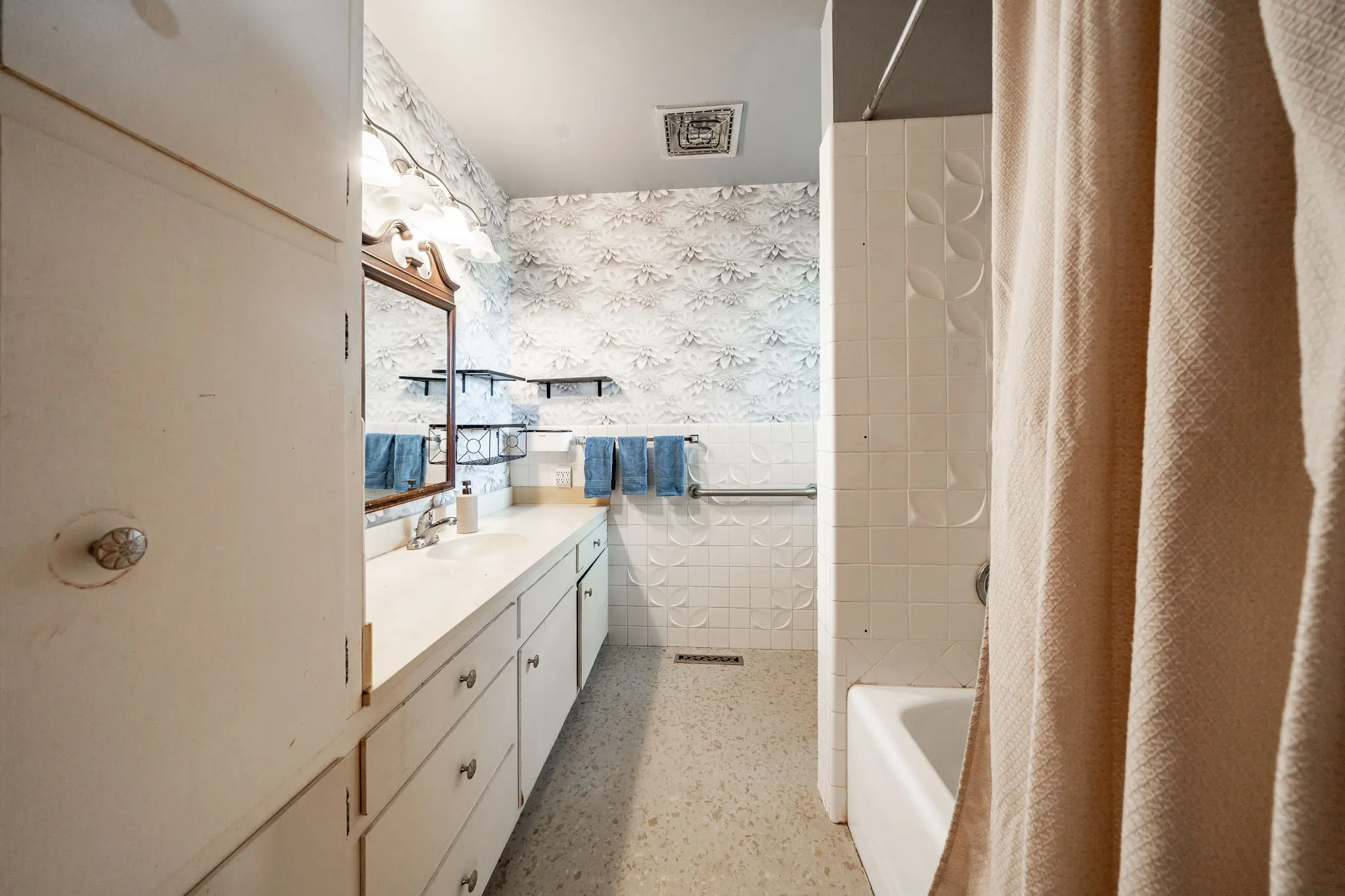 Single Family Residence For Sale in Baylor County , 1001 E Nevada, Seymour, Texas 76380, 3 Bedroom, 3 Bathroom, 2 Garage spaces, 2,359 Sqft, built in 1965, Preowned, mls#21257942, Real Estate Agent in Seymour, Homes For Sale in Baylor county, Homes For Sale in Seymour, Realtor in Seymour Texas, Real Estate Brokerage Independent Realty Texas, Luminita Cordes Realtor