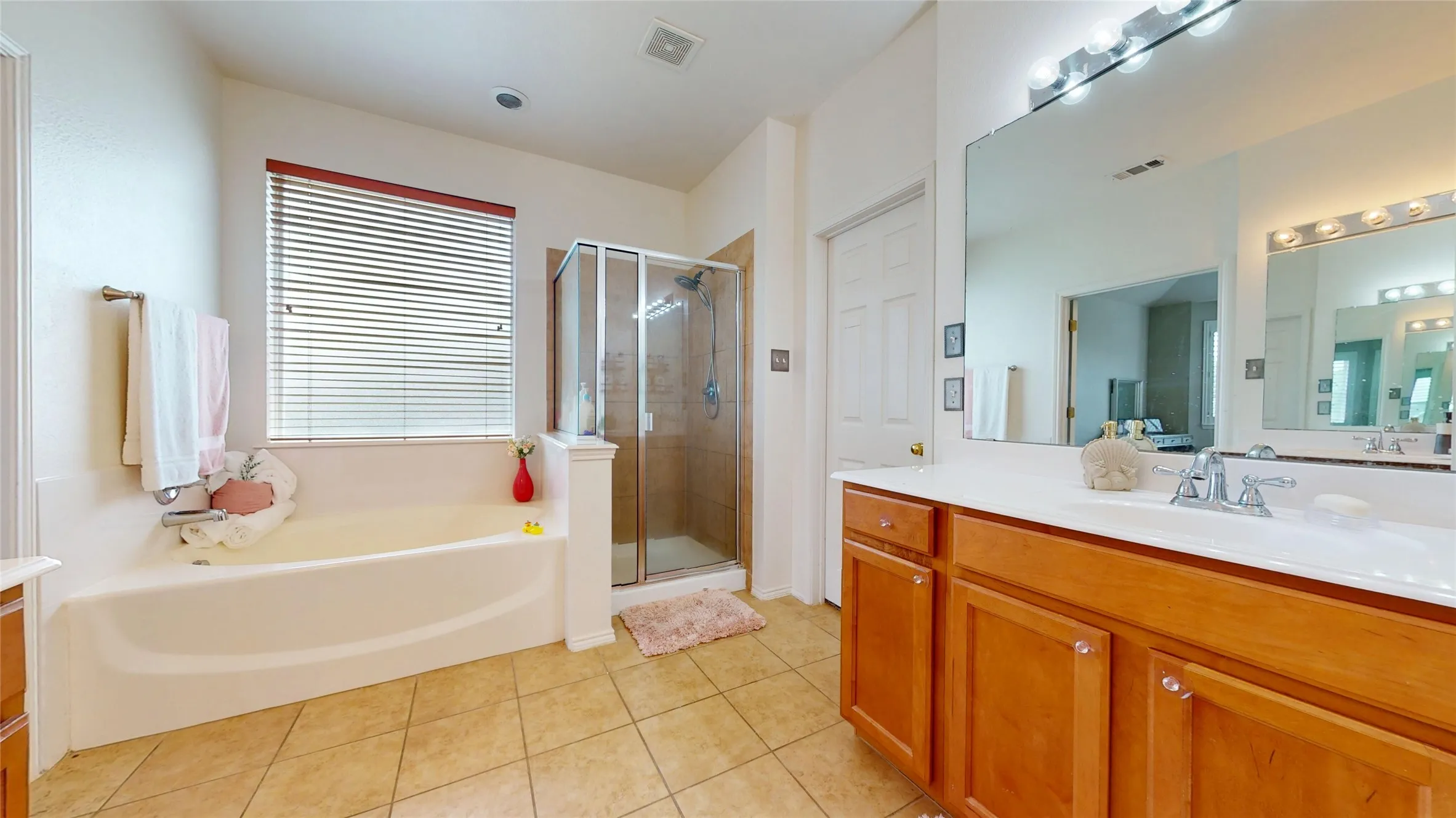 Single Family Residence For Sale in Tarrant County , 5848 Somerton Drive, Grand Prairie, Texas 75052, 4 Bedroom, 3 Bathroom, 3 Garage spaces, 3,063 Sqft, built in 2005, Preowned, mls#21258052, Real Estate Agent in Grand Prairie, Homes For Sale in Tarrant county, Homes For Sale in Grand Prairie, Realtor in Grand Prairie Texas, Real Estate Brokerage Independent Realty Texas, Luminita Cordes Realtor