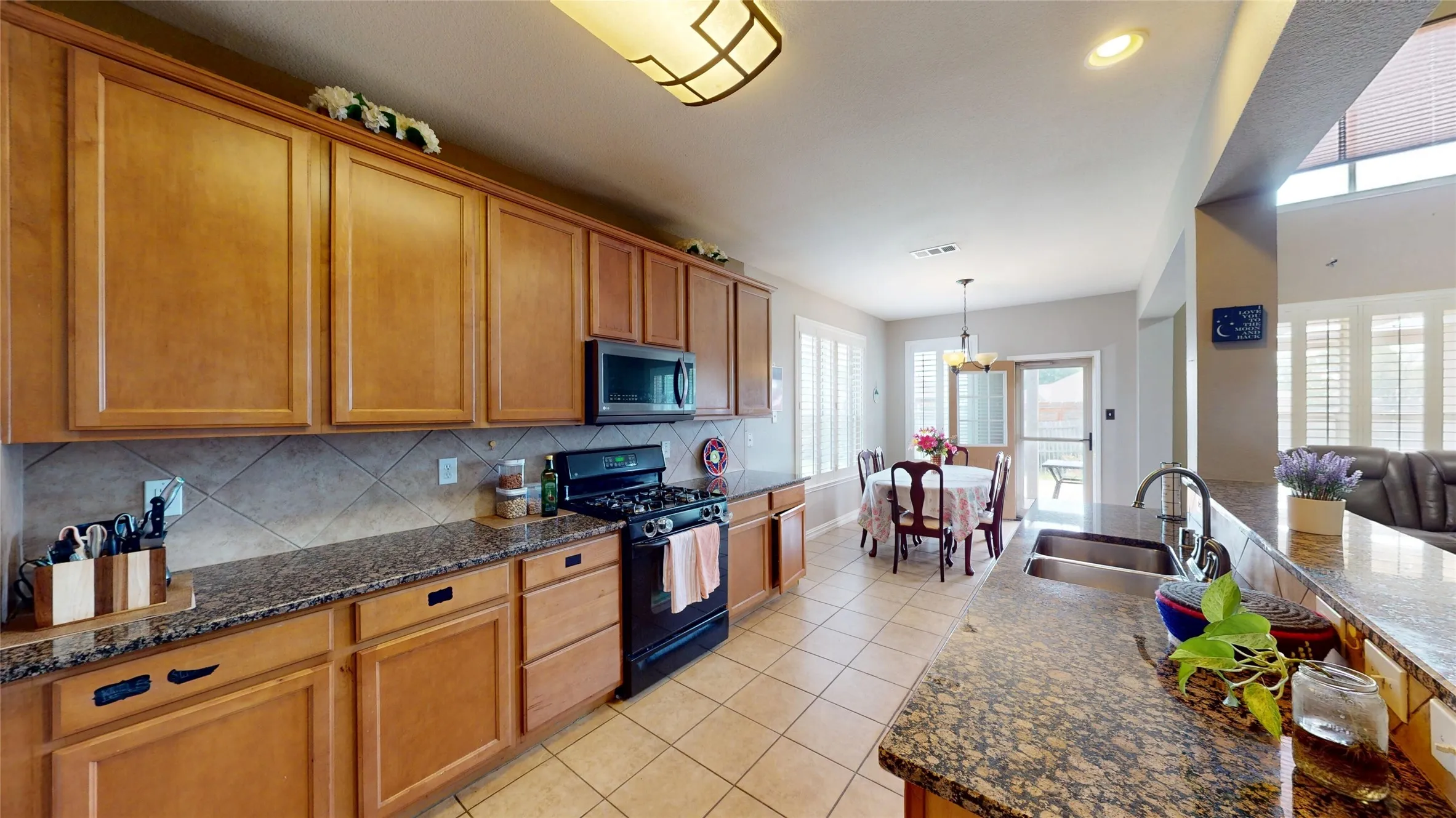 Single Family Residence For Sale in Tarrant County , 5848 Somerton Drive, Grand Prairie, Texas 75052, 4 Bedroom, 3 Bathroom, 3 Garage spaces, 3,063 Sqft, built in 2005, Preowned, mls#21258052, Real Estate Agent in Grand Prairie, Homes For Sale in Tarrant county, Homes For Sale in Grand Prairie, Realtor in Grand Prairie Texas, Real Estate Brokerage Independent Realty Texas, Luminita Cordes Realtor