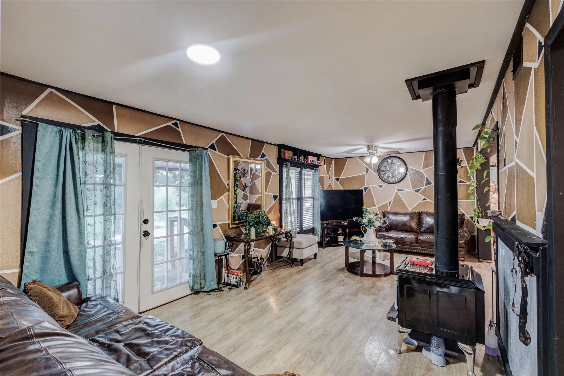 Manufactured Home For Sale in Johnson County , 5716 Thousand Oaks Drive, Joshua, Texas 76058, 3 Bedroom, 2 Bathroom, Garage spaces, 1,344 Sqft, built in 1974, Preowned, Price $308,000, mls#21256059, Real Estate Agent in Joshua, Homes For Sale in Johnson county, Homes For Sale in Joshua, Realtor in Joshua Texas, Real Estate Brokerage Independent Realty Texas, Luminita Cordes Realtor