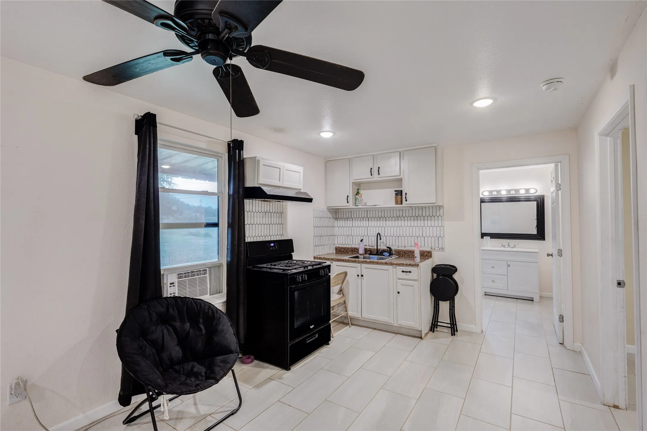 Manufactured Home For Sale in Johnson County , 5716 Thousand Oaks Drive, Joshua, Texas 76058, 3 Bedroom, 2 Bathroom, Garage spaces, 1,344 Sqft, built in 1974, Preowned, Price $308,000, mls#21256059, Real Estate Agent in Joshua, Homes For Sale in Johnson county, Homes For Sale in Joshua, Realtor in Joshua Texas, Real Estate Brokerage Independent Realty Texas, Luminita Cordes Realtor