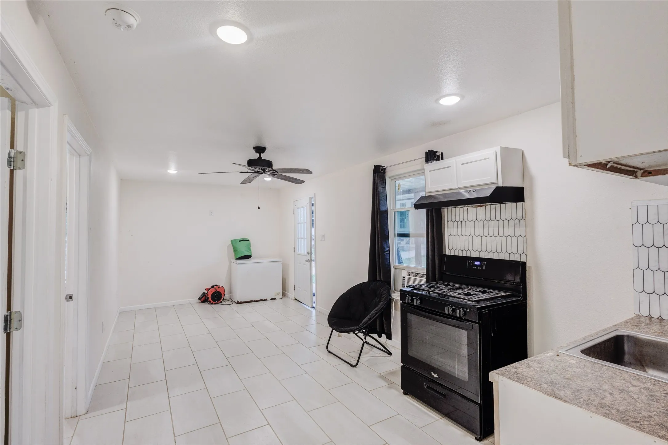 Manufactured Home For Sale in Johnson County , 5716 Thousand Oaks Drive, Joshua, Texas 76058, 3 Bedroom, 2 Bathroom, Garage spaces, 1,344 Sqft, built in 1974, Preowned, Price $308,000, mls#21256059, Real Estate Agent in Joshua, Homes For Sale in Johnson county, Homes For Sale in Joshua, Realtor in Joshua Texas, Real Estate Brokerage Independent Realty Texas, Luminita Cordes Realtor