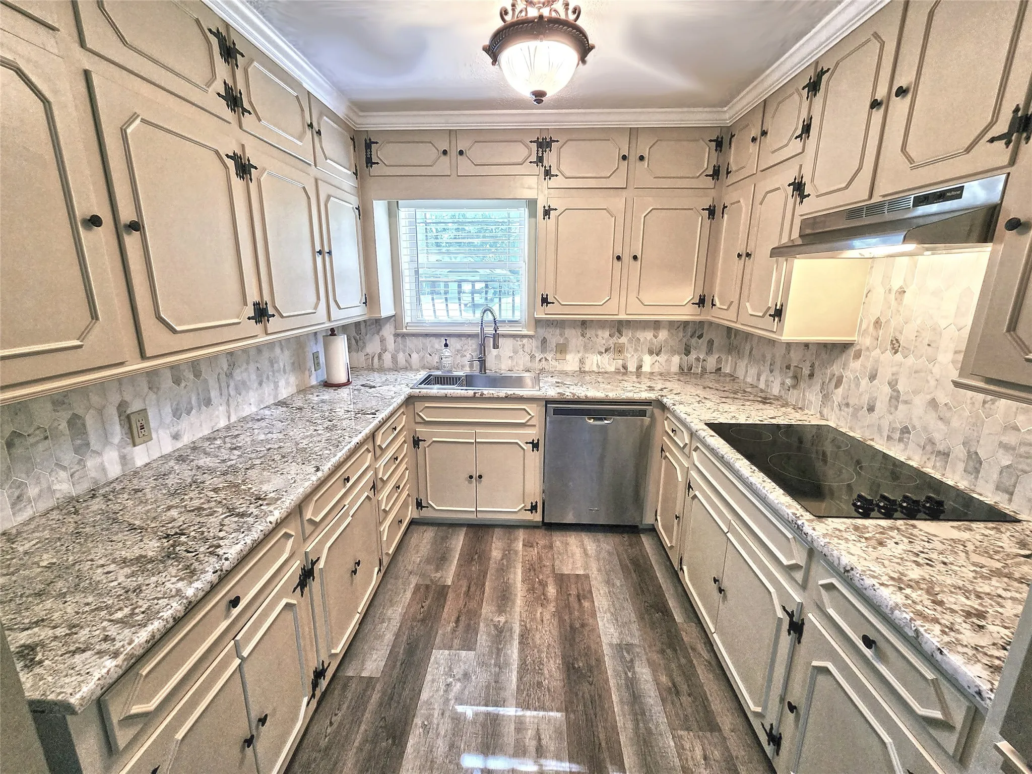 Single Family Residence For Sale in Henderson County , 542 Wildewood Drive, Chandler, Texas 75758, 3 Bedrooms, 2 Bathrooms, Garage spaces, 2,100 Sqft, built in 1977, Price $495,000, mls#21256590, Real Estate Agent in Chandler, Homes For Sale in Henderson county, Homes For Sale in Chandler, Realtor in Chandler Texas, Real Estate Brokerage Independent Realty Texas, Luminita Cordes Realtor