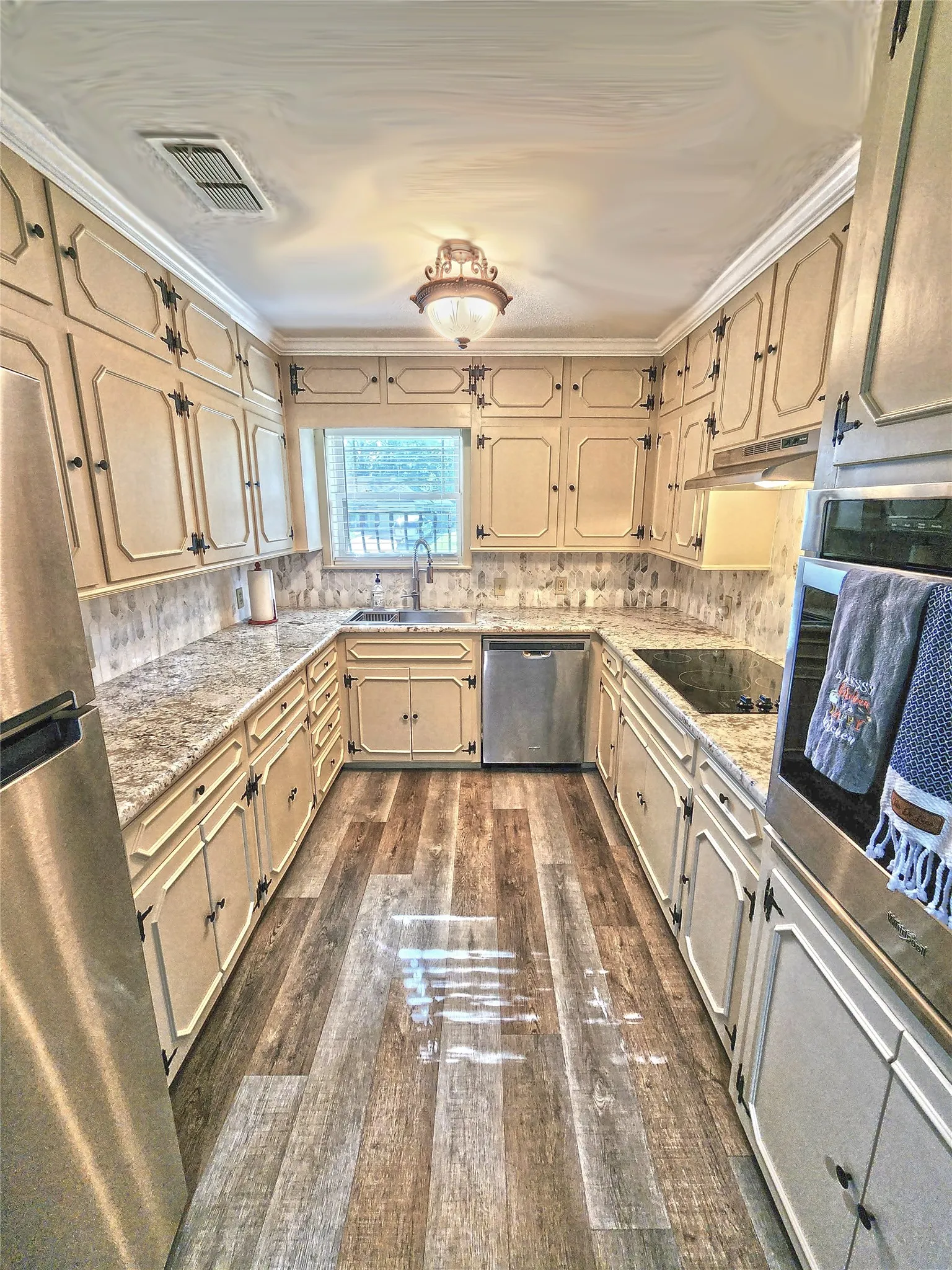Single Family Residence For Sale in Henderson County , 542 Wildewood Drive, Chandler, Texas 75758, 3 Bedrooms, 2 Bathrooms, Garage spaces, 2,100 Sqft, built in 1977, Price $495,000, mls#21256590, Real Estate Agent in Chandler, Homes For Sale in Henderson county, Homes For Sale in Chandler, Realtor in Chandler Texas, Real Estate Brokerage Independent Realty Texas, Luminita Cordes Realtor