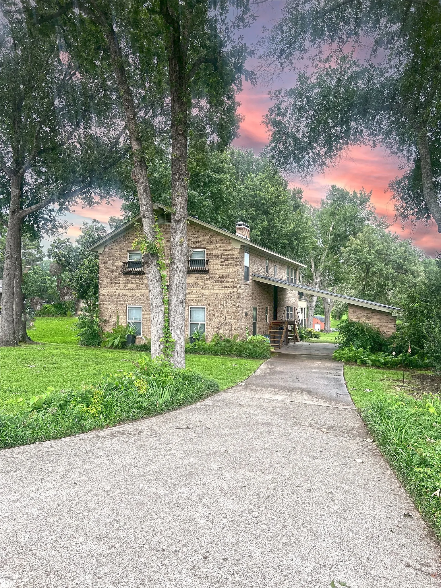 Single Family Residence For Sale in Henderson County , 542 Wildewood Drive, Chandler, Texas 75758, 3 Bedrooms, 2 Bathrooms, Garage spaces, 2,100 Sqft, built in 1977, Price $495,000, mls#21256590, Real Estate Agent in Chandler, Homes For Sale in Henderson county, Homes For Sale in Chandler, Realtor in Chandler Texas, Real Estate Brokerage Independent Realty Texas, Luminita Cordes Realtor