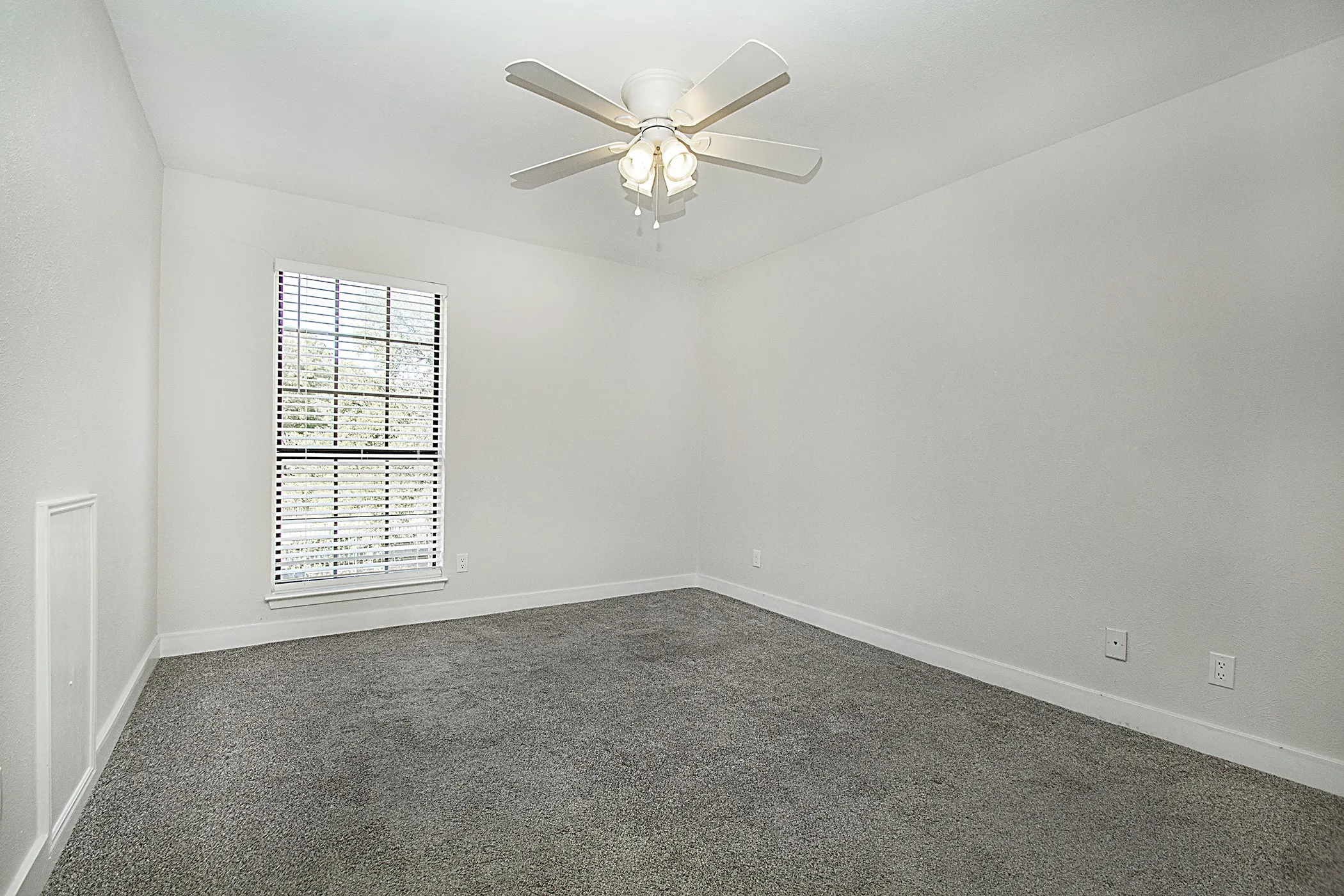 Condominium For Sale in Tarrant County , 1104 Riverchase Lane 204, Arlington, Texas 76011, 2 Bedroom, 2 Bathroom, Garage spaces, 939 Sqft, built in 1983, mls#21258171, Real Estate Agent in Arlington, Homes For Sale in Tarrant county, Homes For Sale in Arlington, Realtor in Arlington Texas, Real Estate Brokerage Independent Realty Texas, Luminita Cordes Realtor